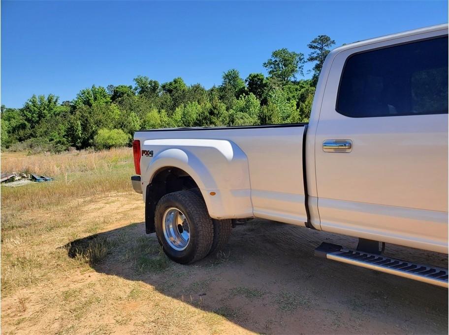 Ford Super Duty F-350 DRW Lariat 4WD Crew Cab 8' Box 2017