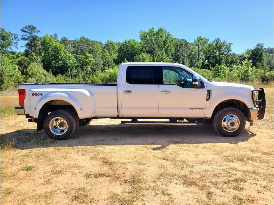 Ford Super Duty F-350 DRW Lariat 4WD Crew Cab 8' Box 2017