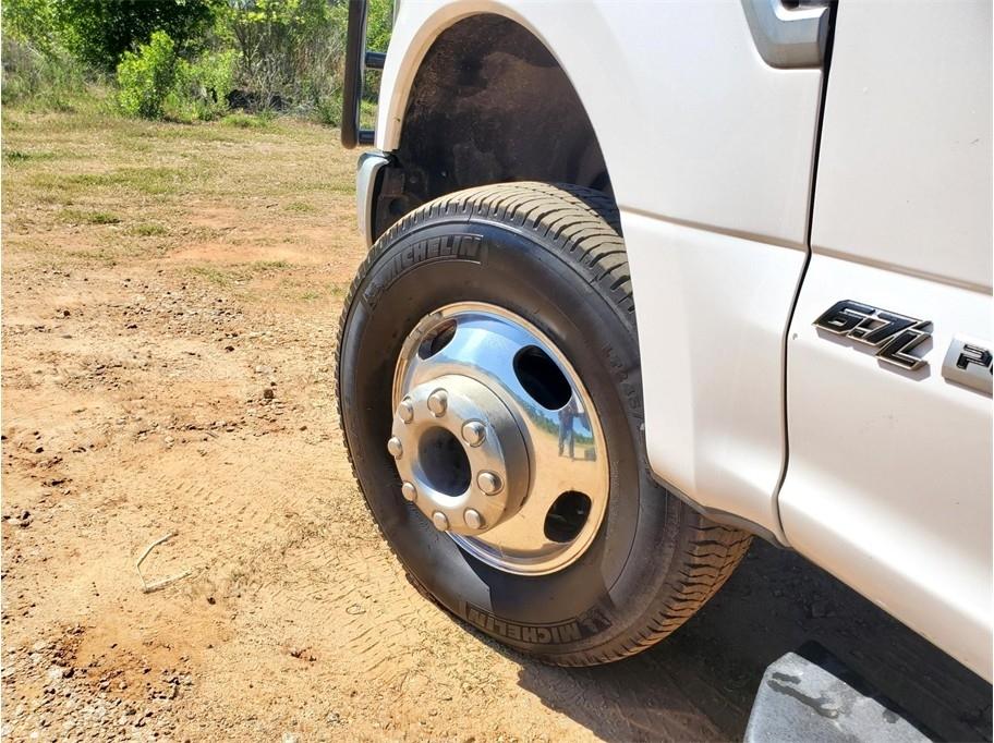 Ford Super Duty F-350 DRW Lariat 4WD Crew Cab 8' Box 2017