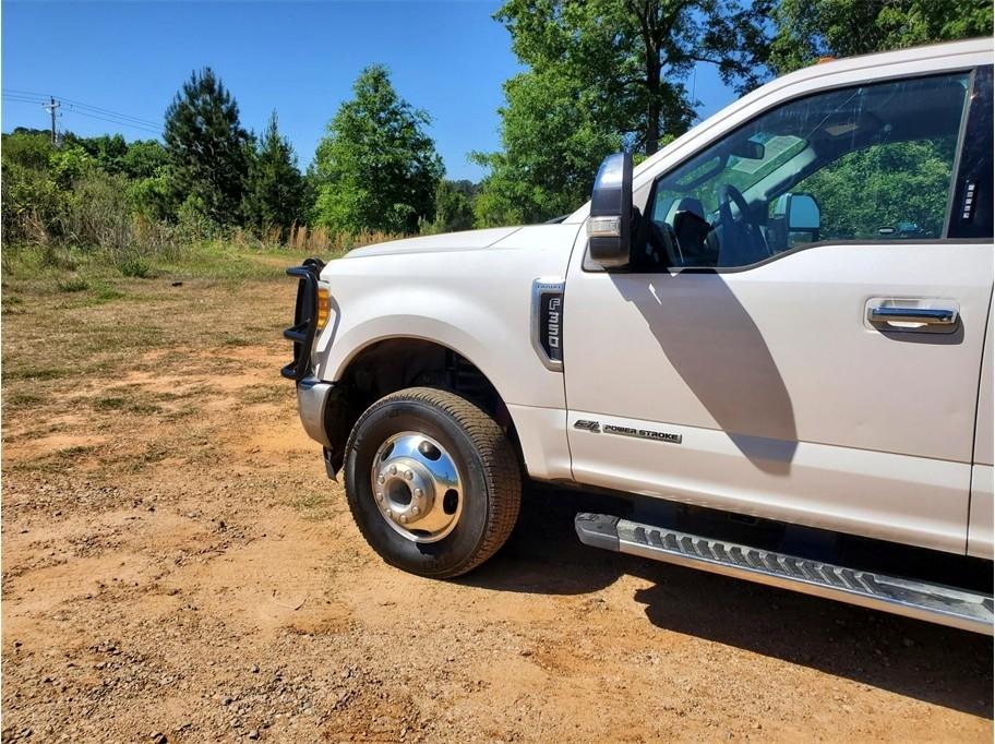 Ford Super Duty F-350 DRW Lariat 4WD Crew Cab 8' Box 2017