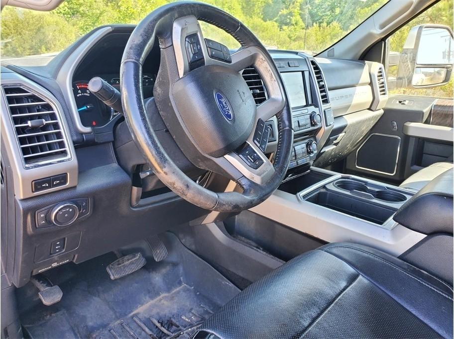 Ford Super Duty F-350 DRW Lariat 4WD Crew Cab 8' Box 2017