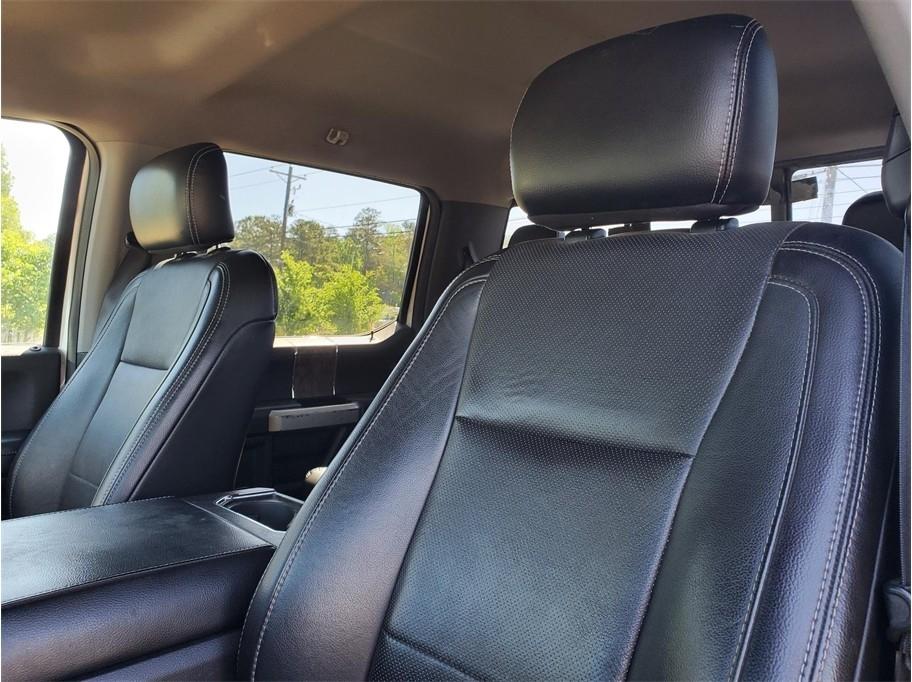 Ford Super Duty F-350 DRW Lariat 4WD Crew Cab 8' Box 2017