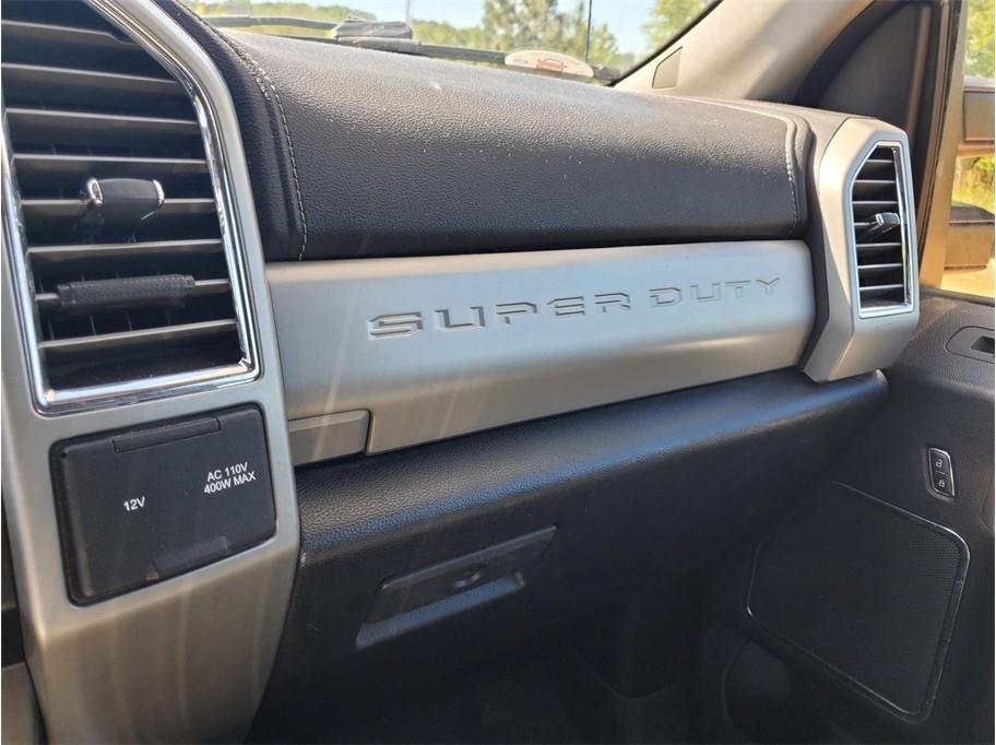 Ford Super Duty F-350 DRW Lariat 4WD Crew Cab 8' Box 2017