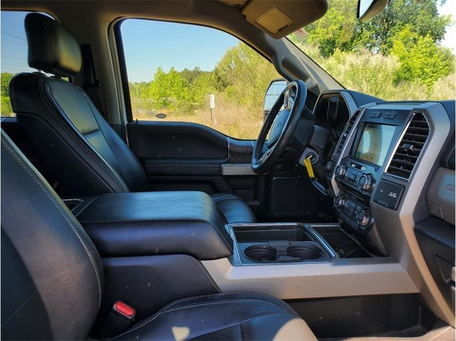 Ford Super Duty F-350 DRW Lariat 4WD Crew Cab 8' Box 2017