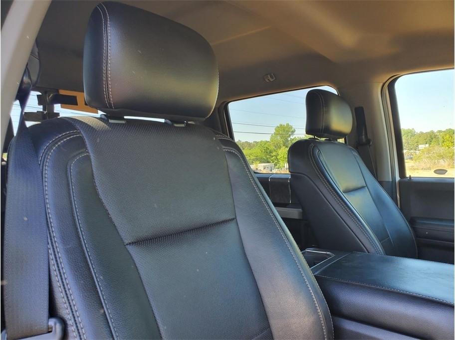 Ford Super Duty F-350 DRW Lariat 4WD Crew Cab 8' Box 2017