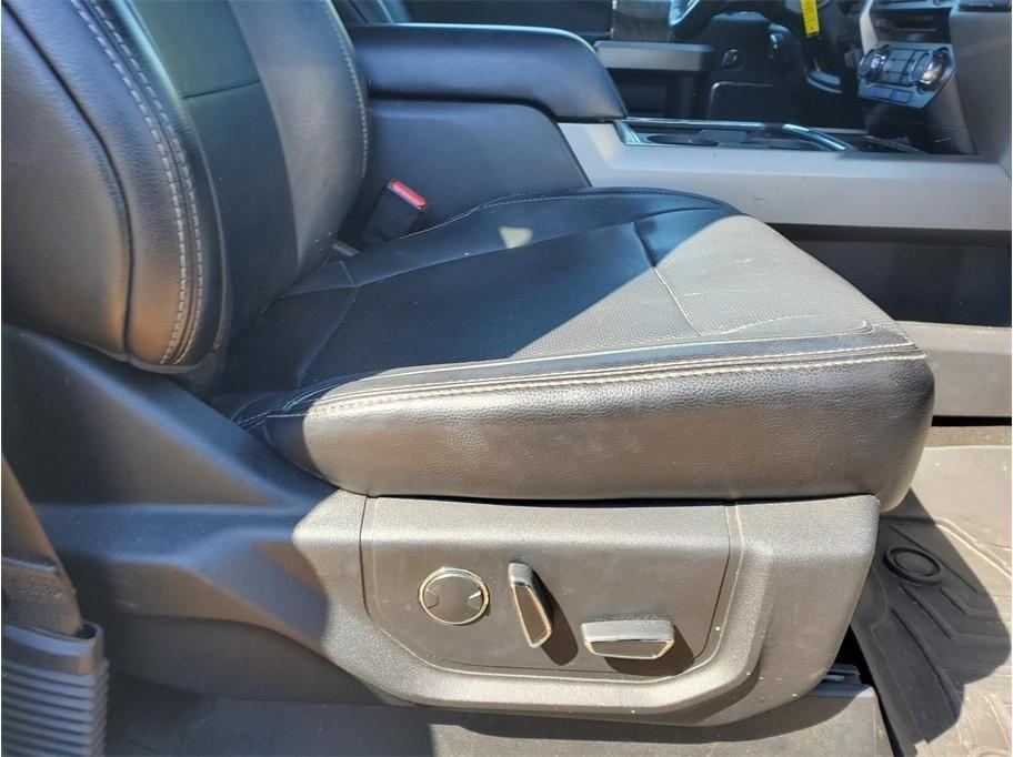 Ford Super Duty F-350 DRW Lariat 4WD Crew Cab 8' Box 2017