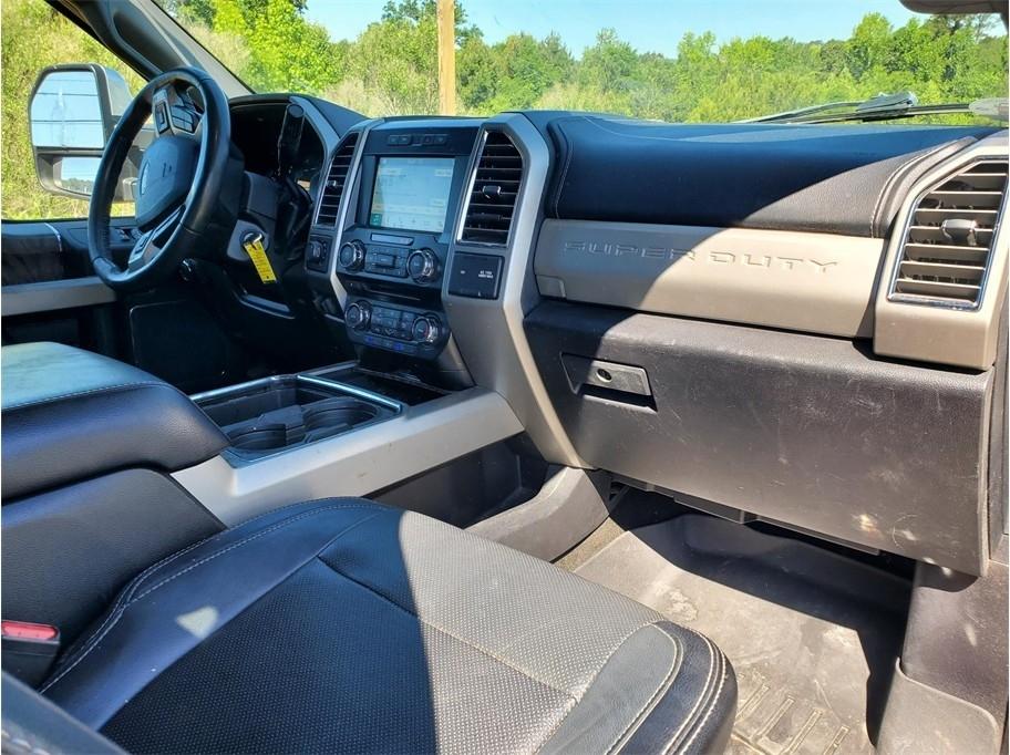 Ford Super Duty F-350 DRW Lariat 4WD Crew Cab 8' Box 2017