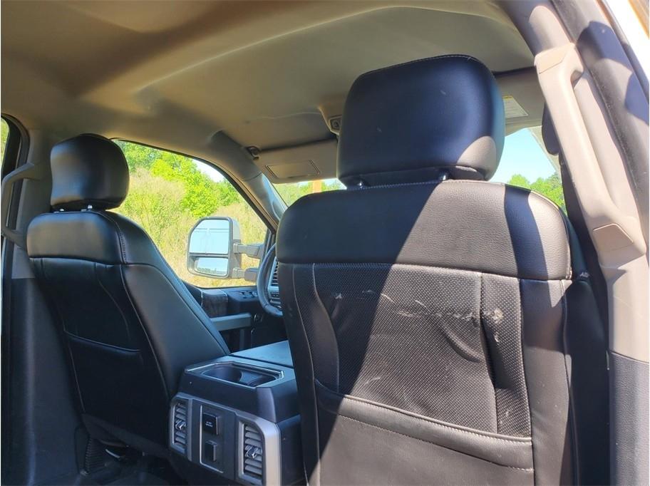 Ford Super Duty F-350 DRW Lariat 4WD Crew Cab 8' Box 2017