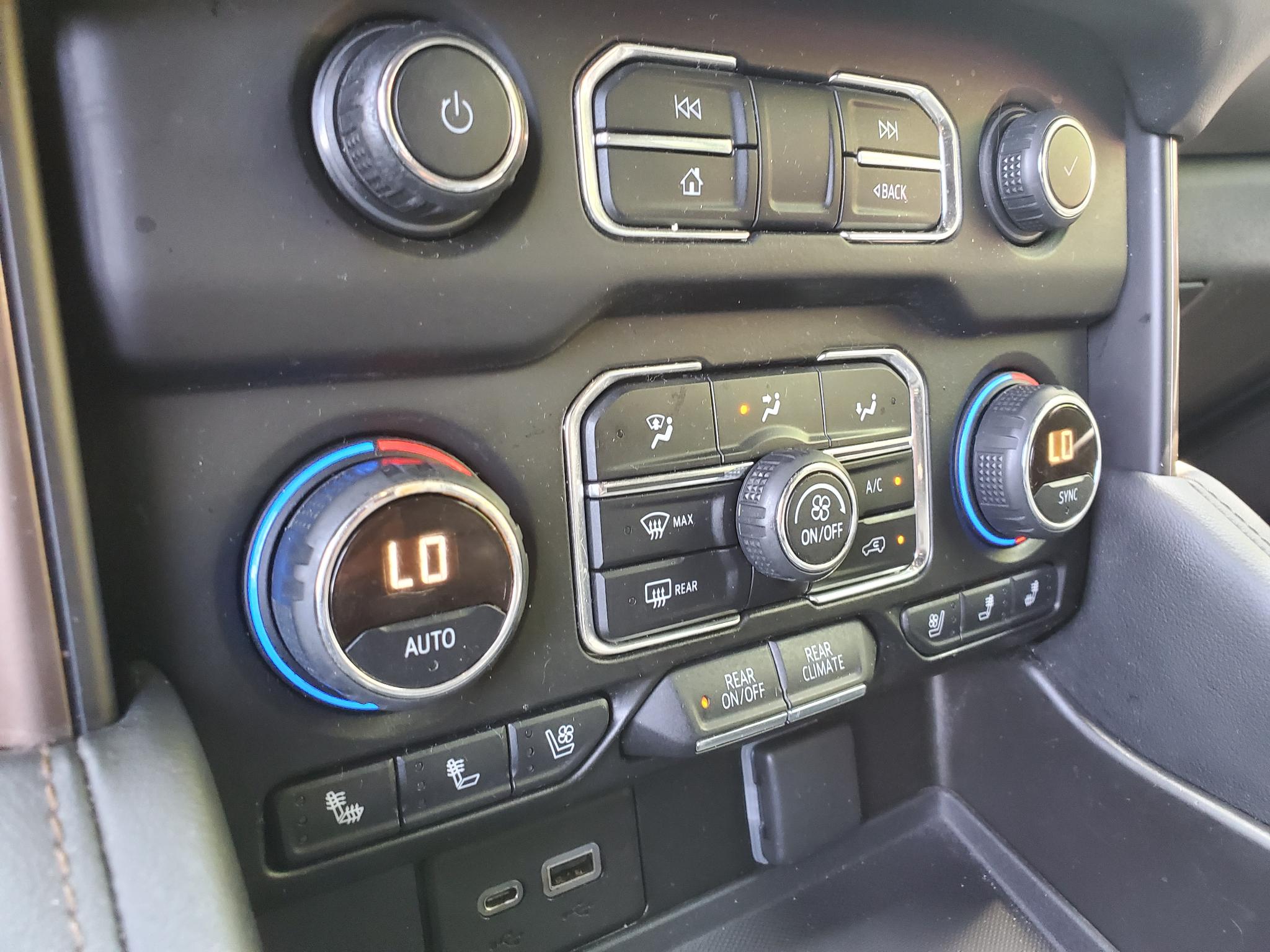Chevrolet Suburban  2021