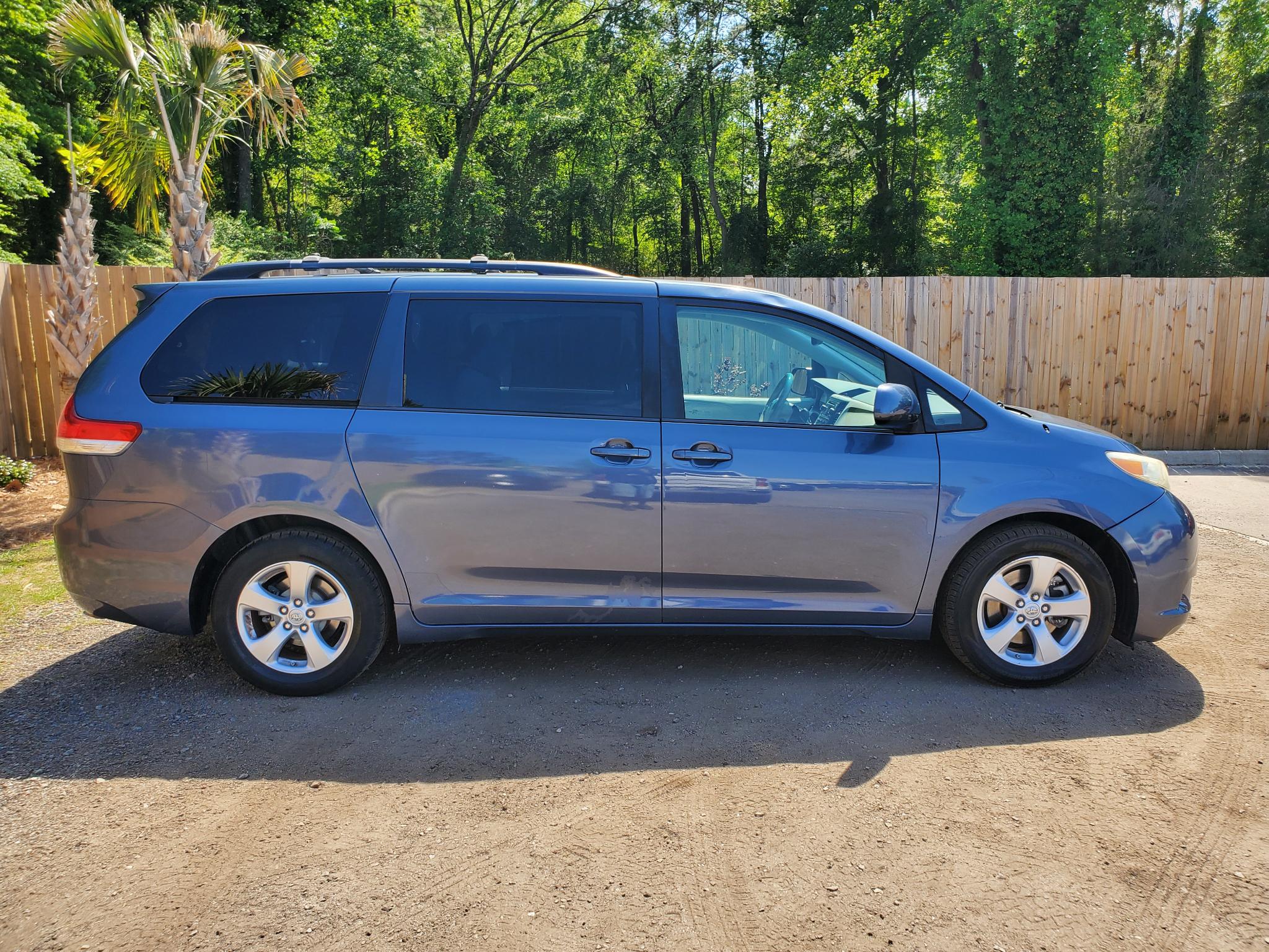 Toyota Sienna 5dr 7-Pass Van V6 LE AAS FWD (Natl) 2013