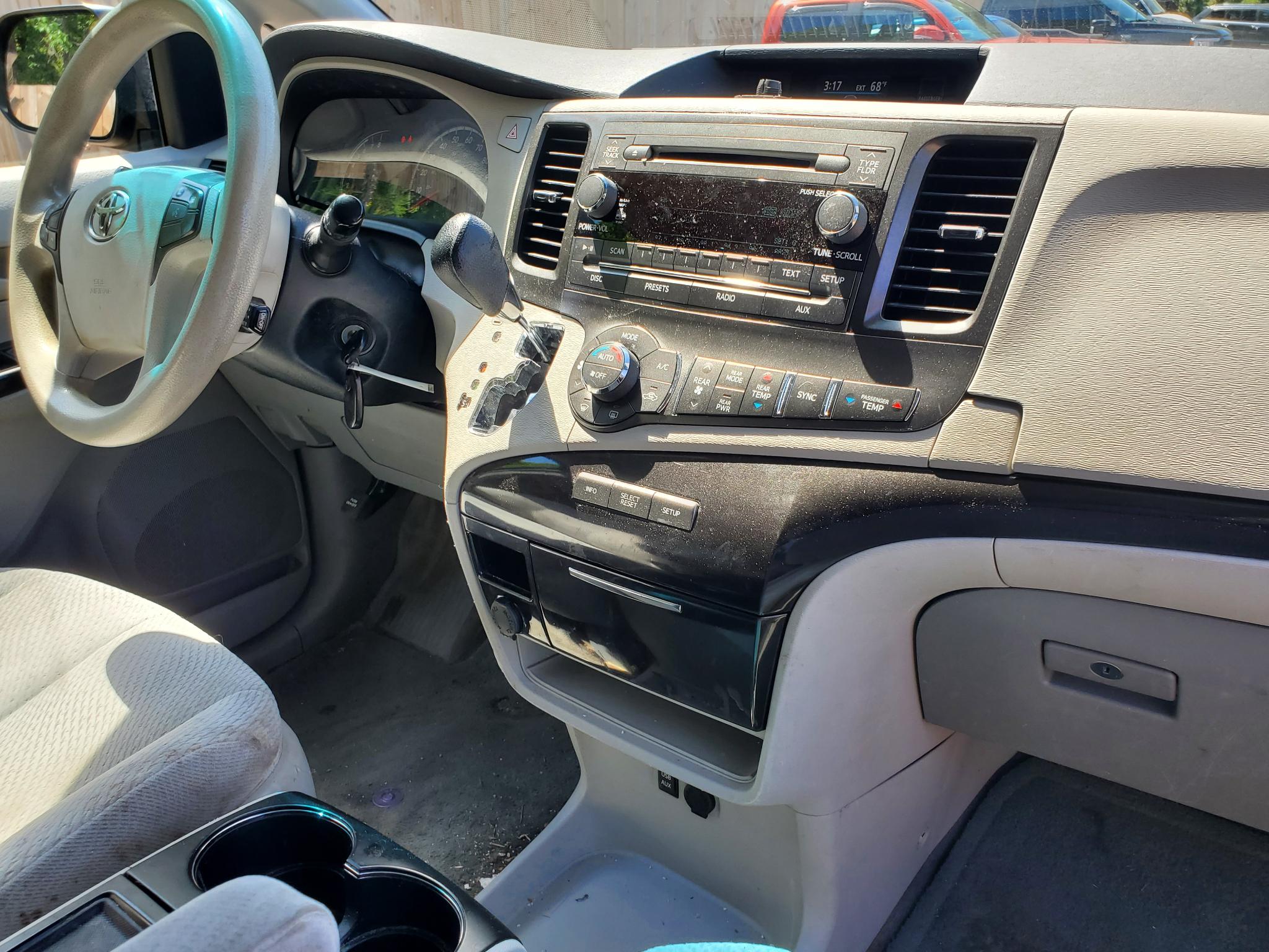 Toyota Sienna 5dr 7-Pass Van V6 LE AAS FWD (Natl) 2013