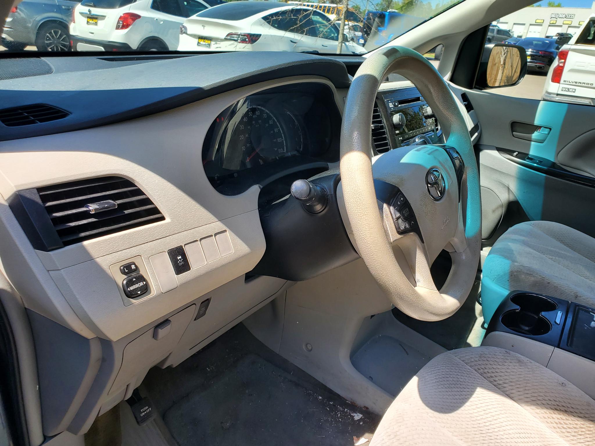 Toyota Sienna 5dr 7-Pass Van V6 LE AAS FWD (Natl) 2013