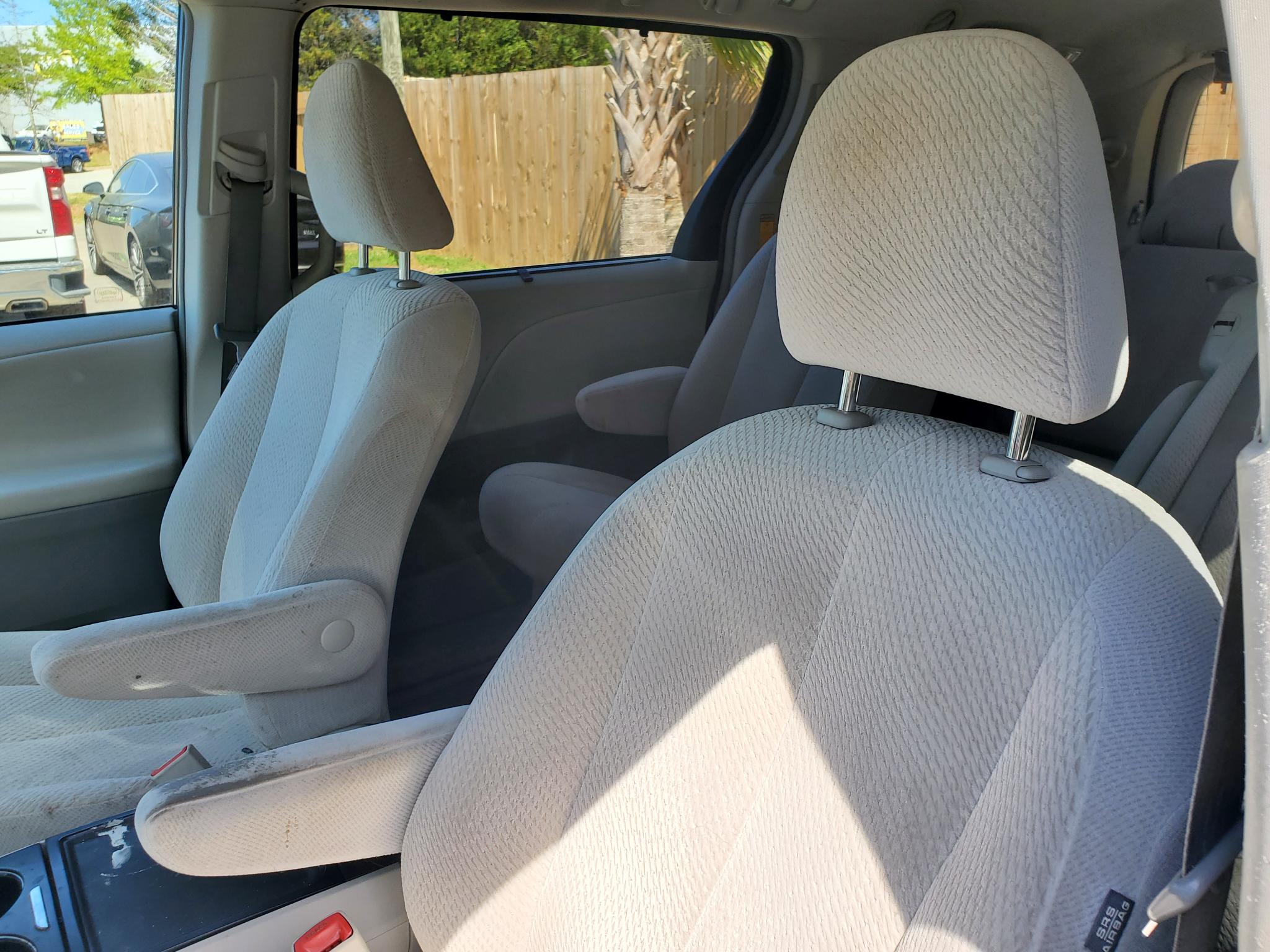 Toyota Sienna 5dr 7-Pass Van V6 LE AAS FWD (Natl) 2013