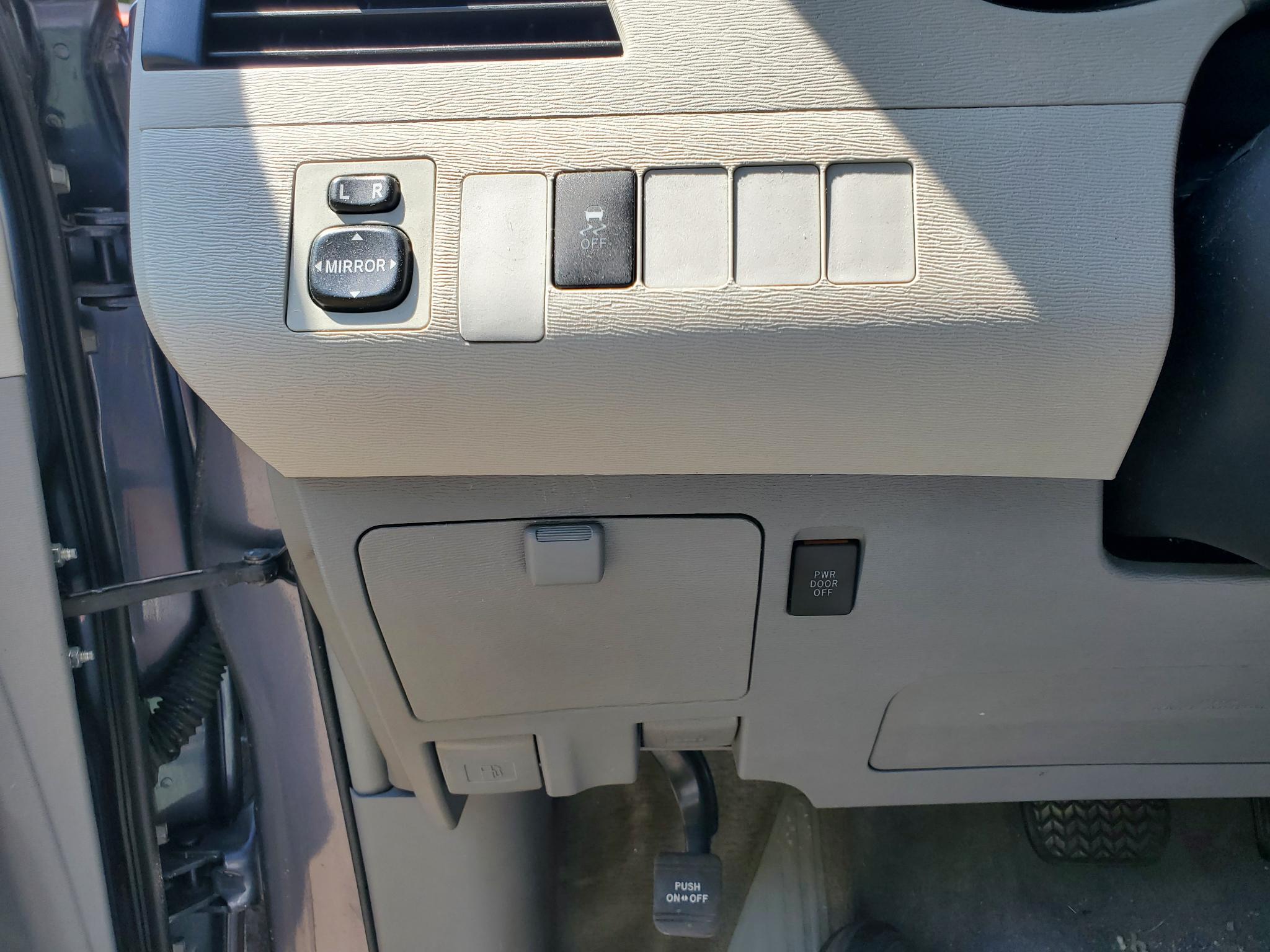 Toyota Sienna 5dr 7-Pass Van V6 LE AAS FWD (Natl) 2013