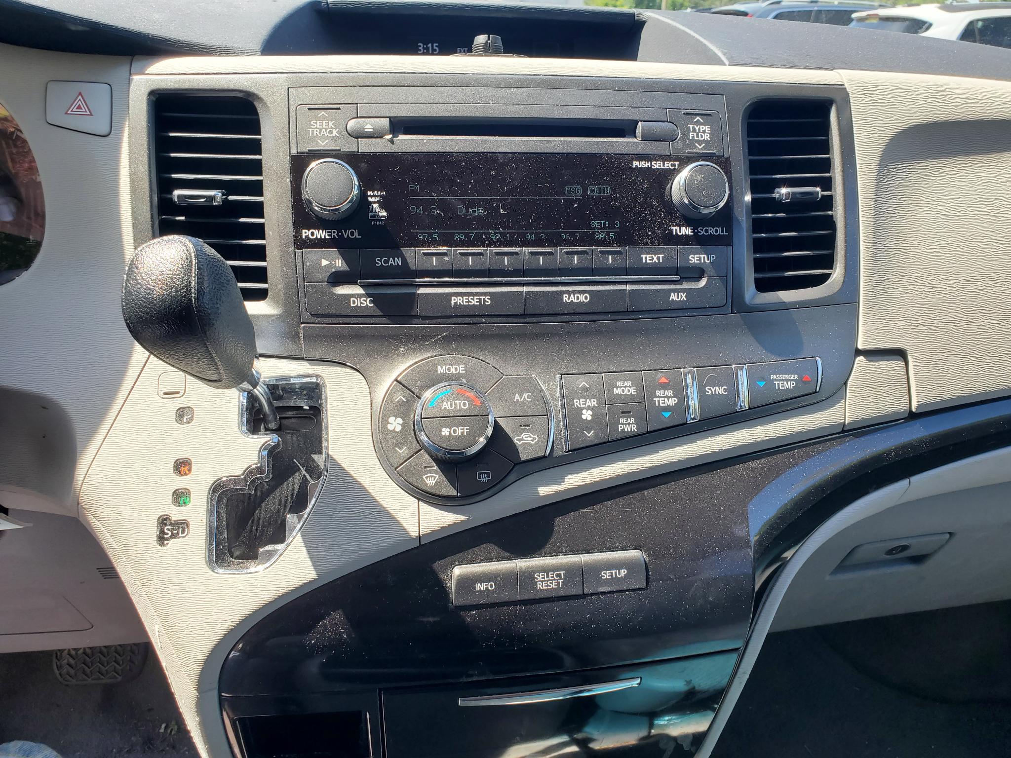 Toyota Sienna 5dr 7-Pass Van V6 LE AAS FWD (Natl) 2013