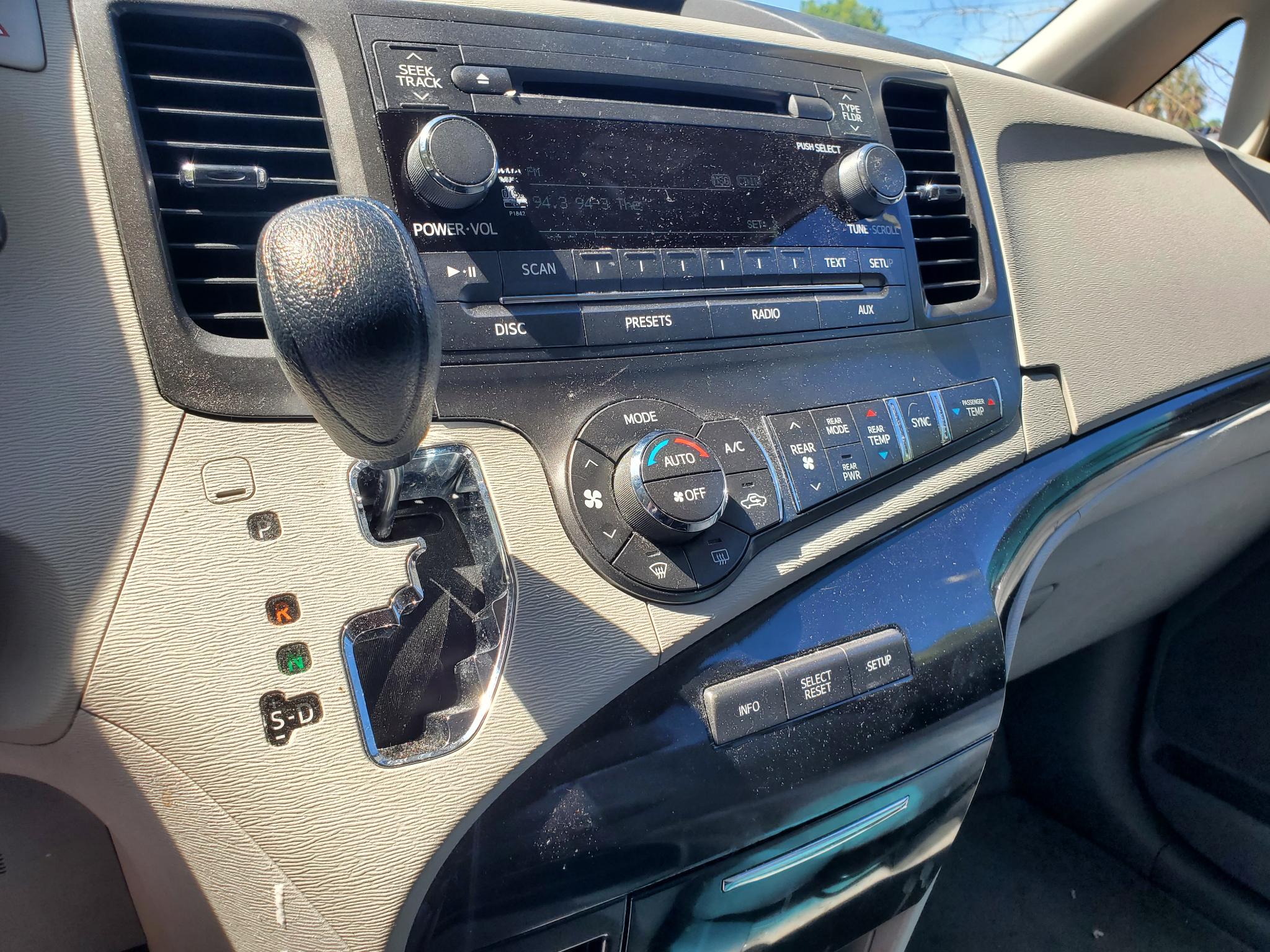 Toyota Sienna 5dr 7-Pass Van V6 LE AAS FWD (Natl) 2013