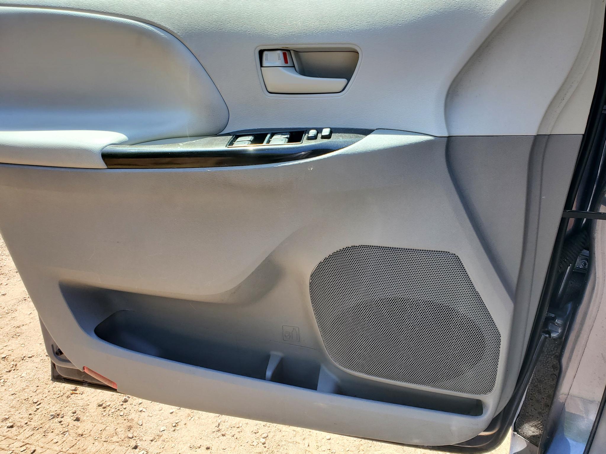 Toyota Sienna 5dr 7-Pass Van V6 LE AAS FWD (Natl) 2013