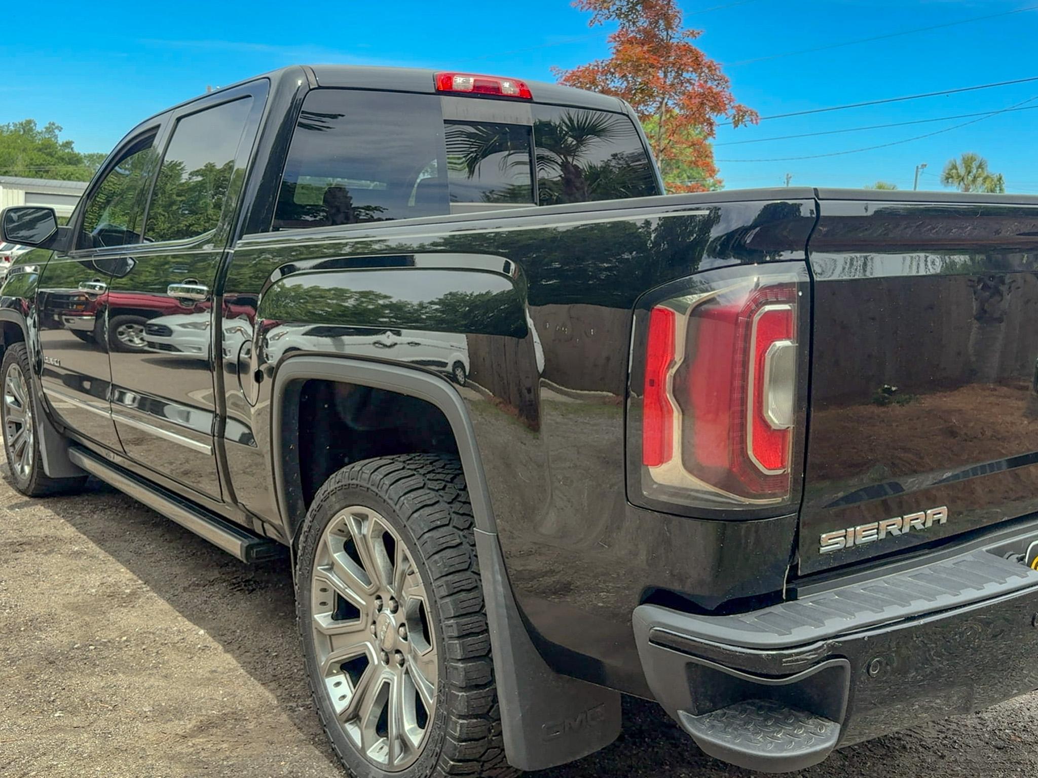 GMC Sierra 1500 4WD Crew Cab 143.5" Denali 2017