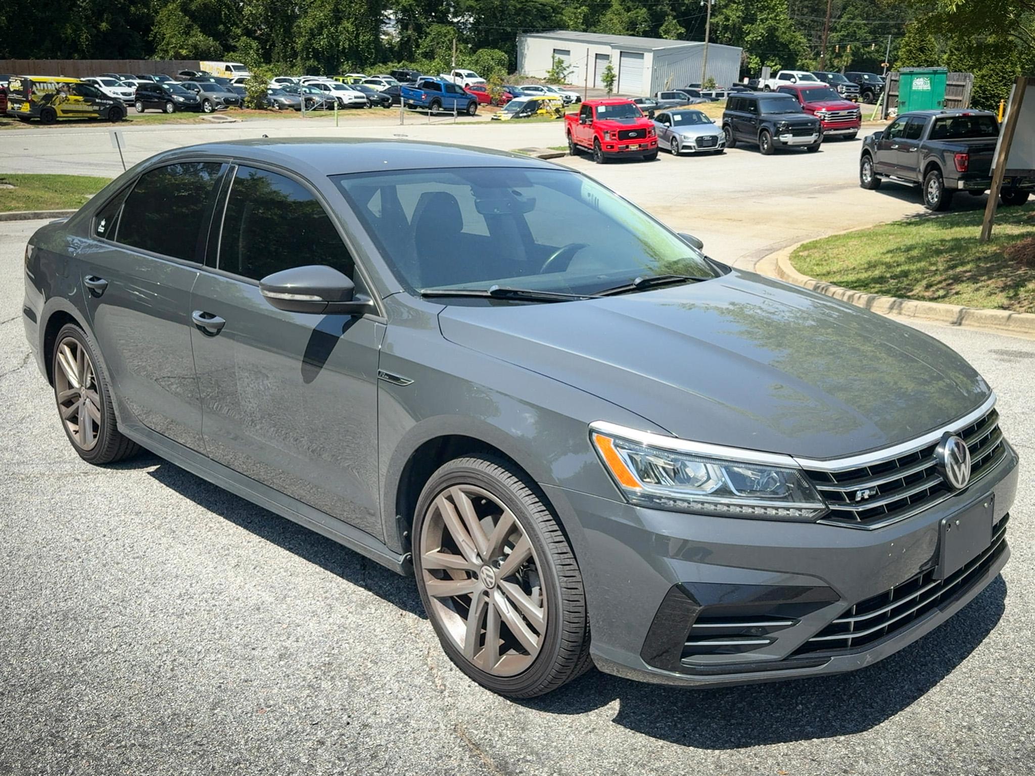 2018 Volkswagen Passat 2.0T R-Line Auto's photo