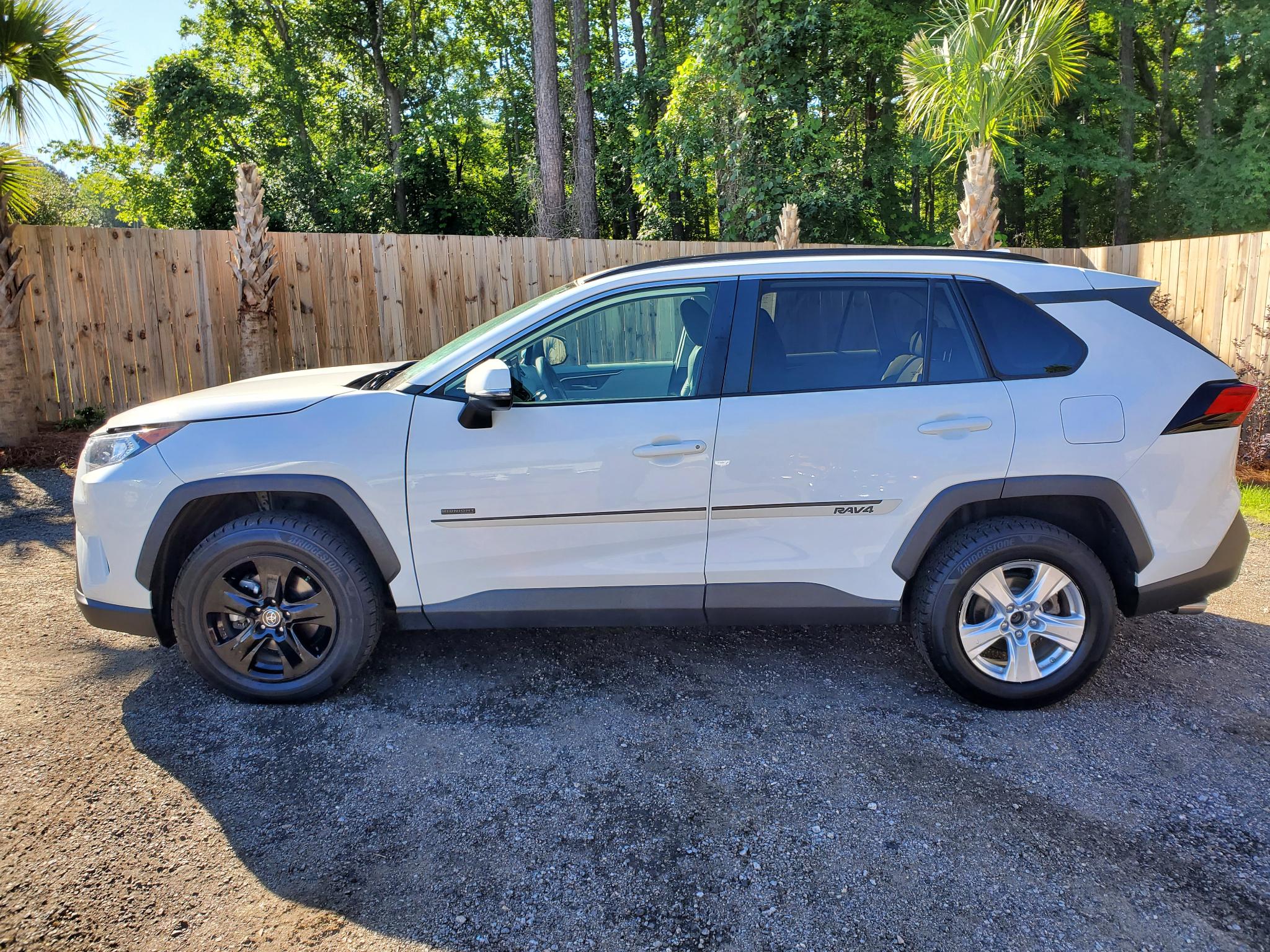 Toyota RAV4 XLE FWD (Natl) 2019