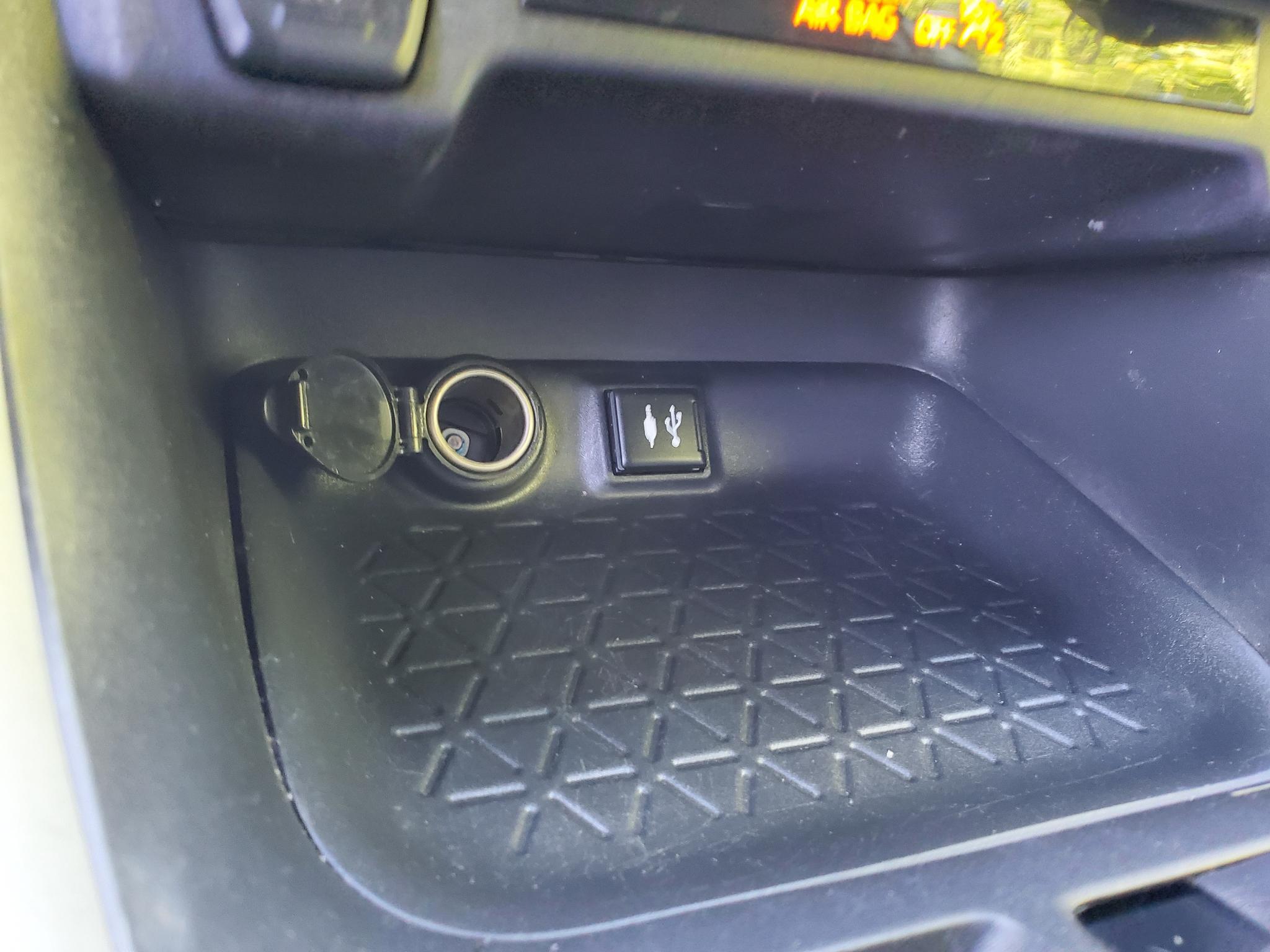 Toyota RAV4 XLE FWD (Natl) 2019