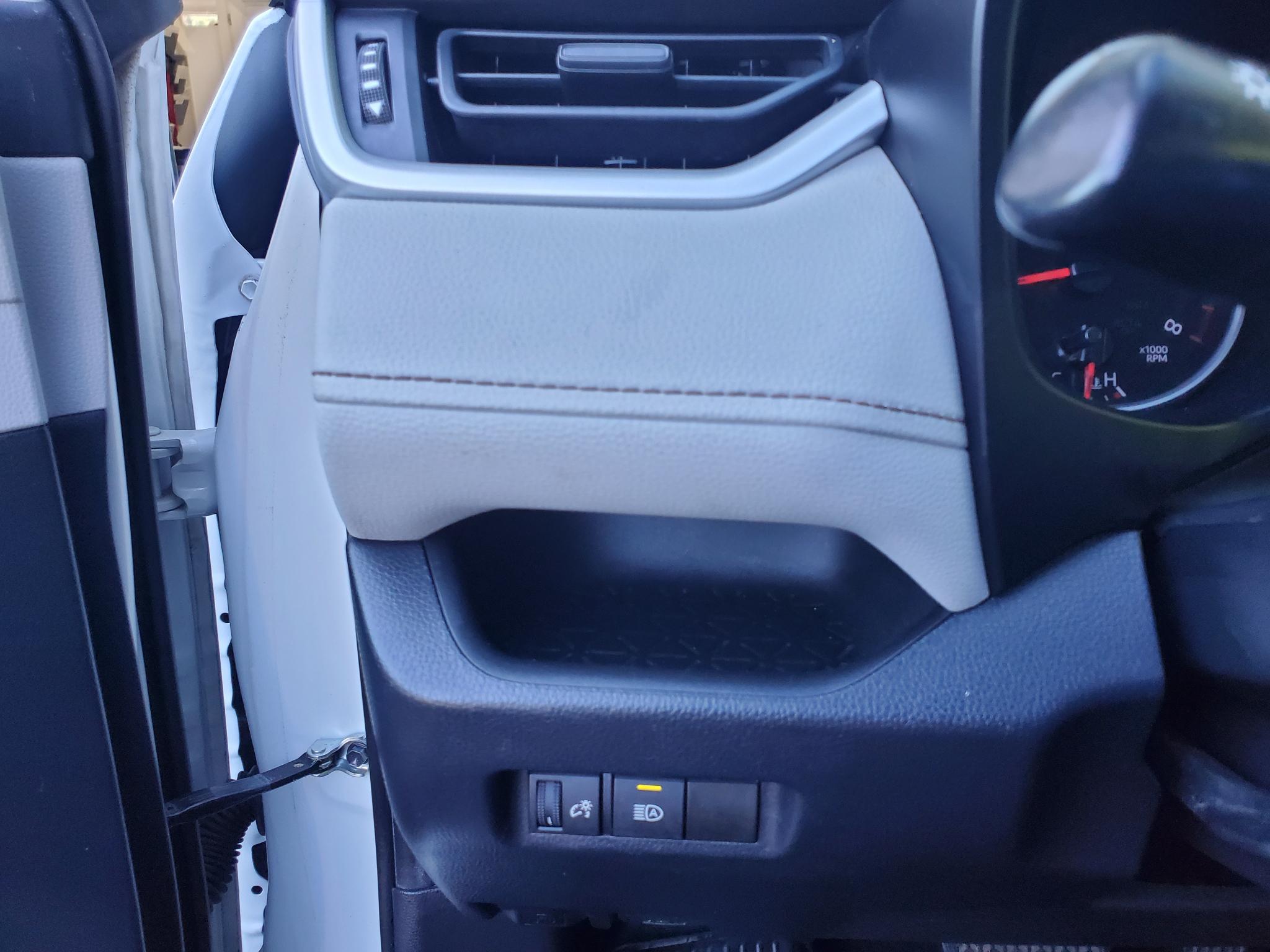 Toyota RAV4 XLE FWD (Natl) 2019