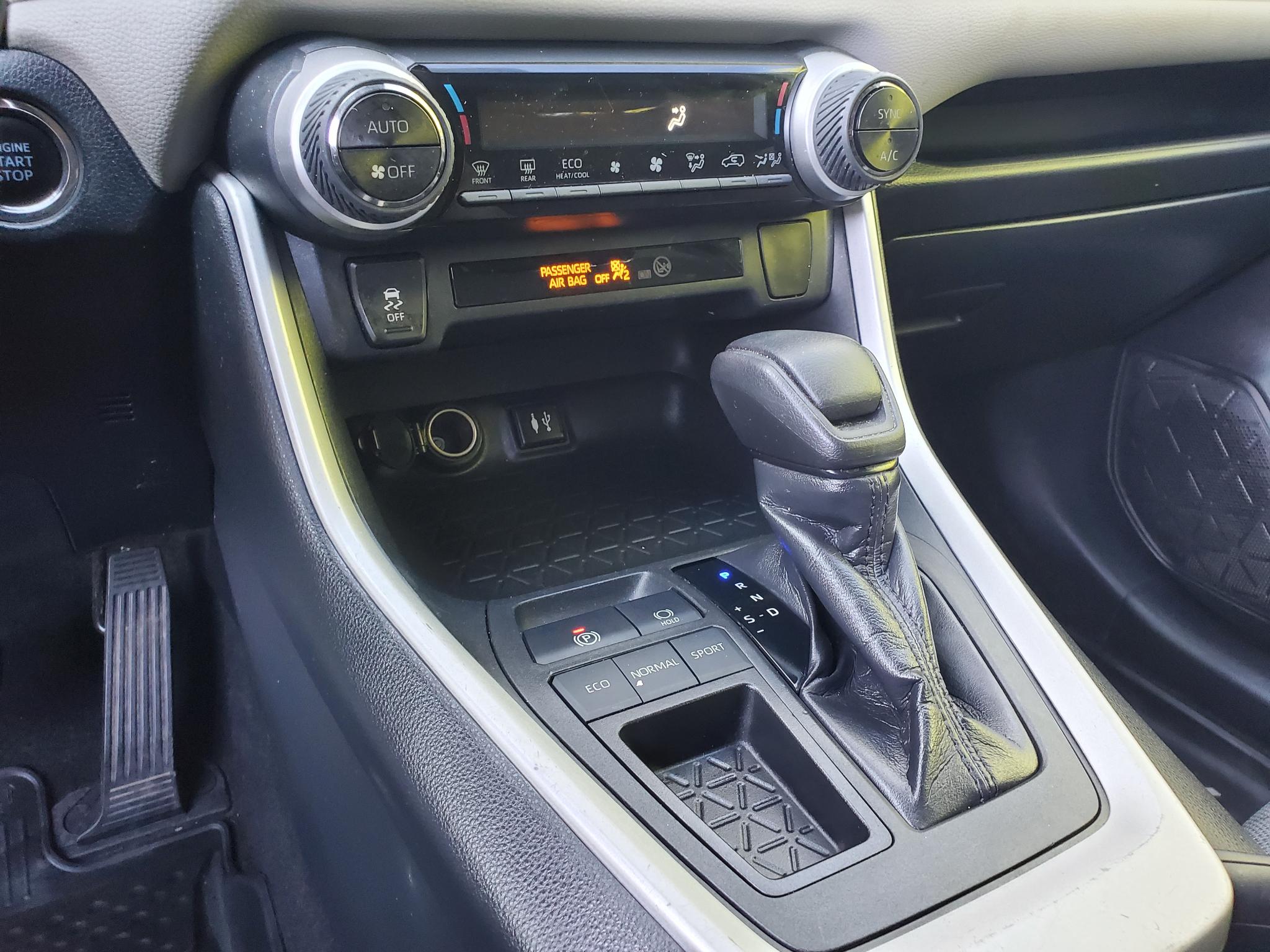Toyota RAV4 XLE FWD (Natl) 2019