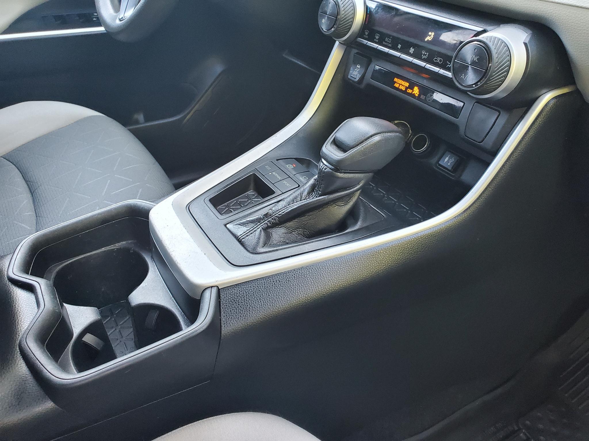Toyota RAV4 XLE FWD (Natl) 2019