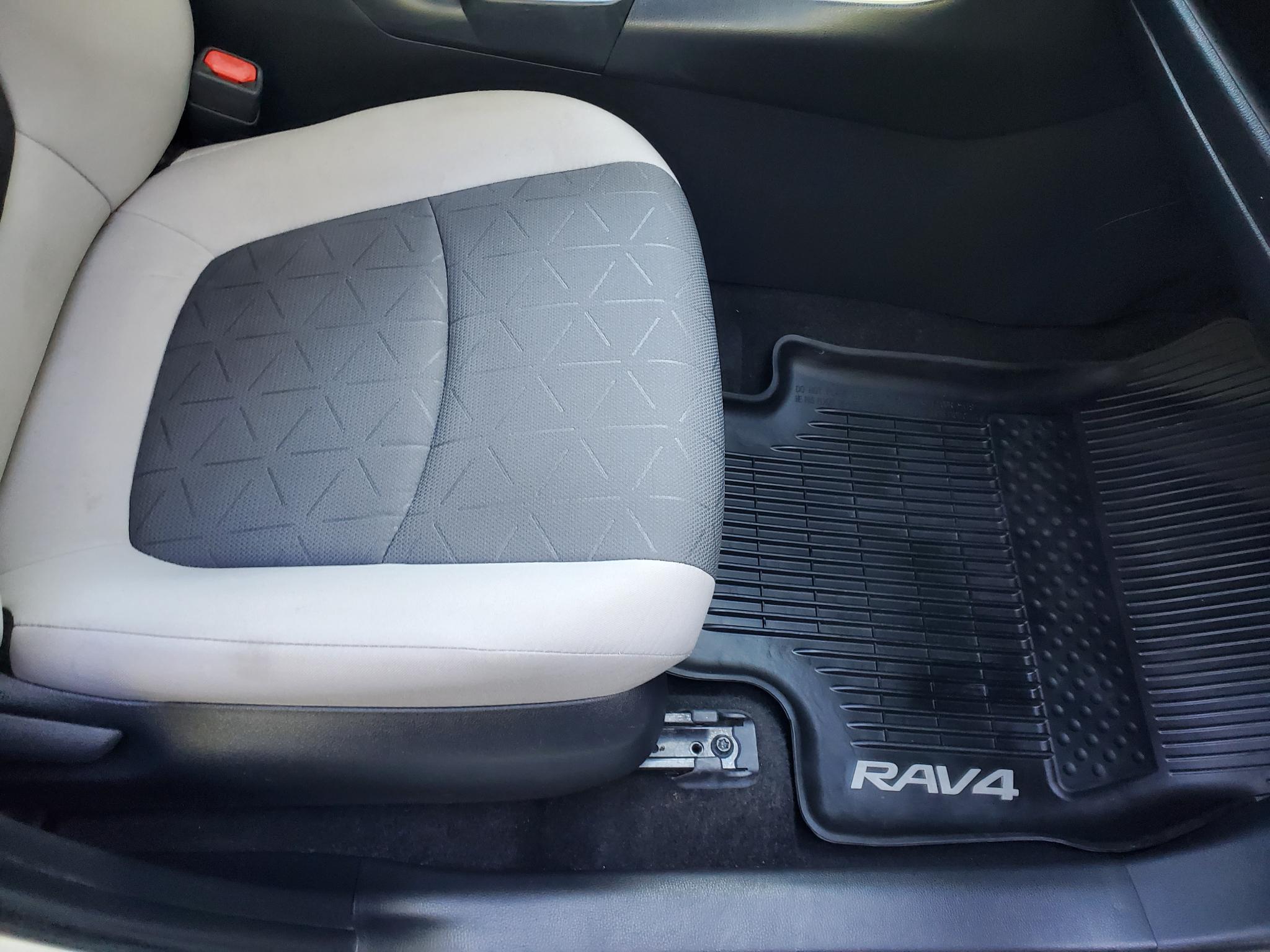 Toyota RAV4 XLE FWD (Natl) 2019