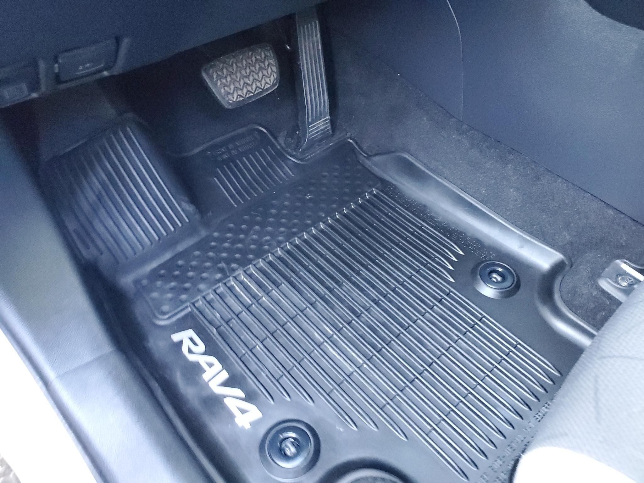 Toyota RAV4 XLE FWD (Natl) 2019