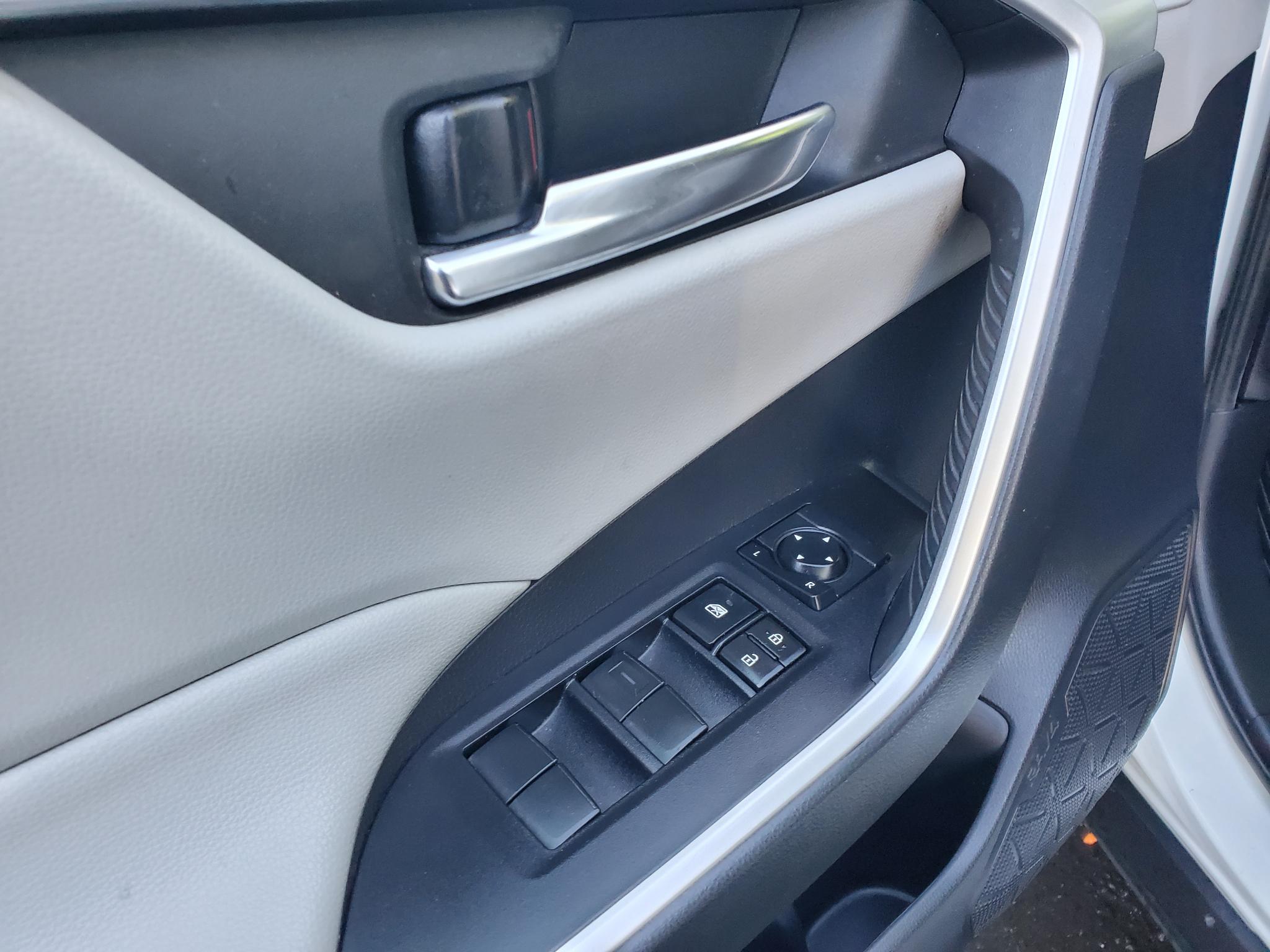 Toyota RAV4 XLE FWD (Natl) 2019