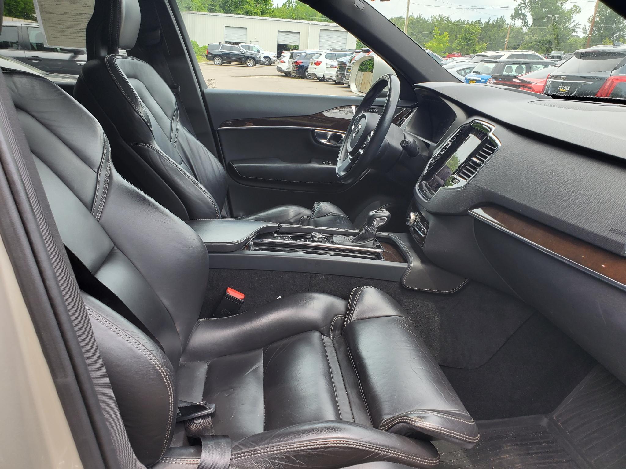 Volvo XC90 T6 AWD 7-Passenger Momentum 2017