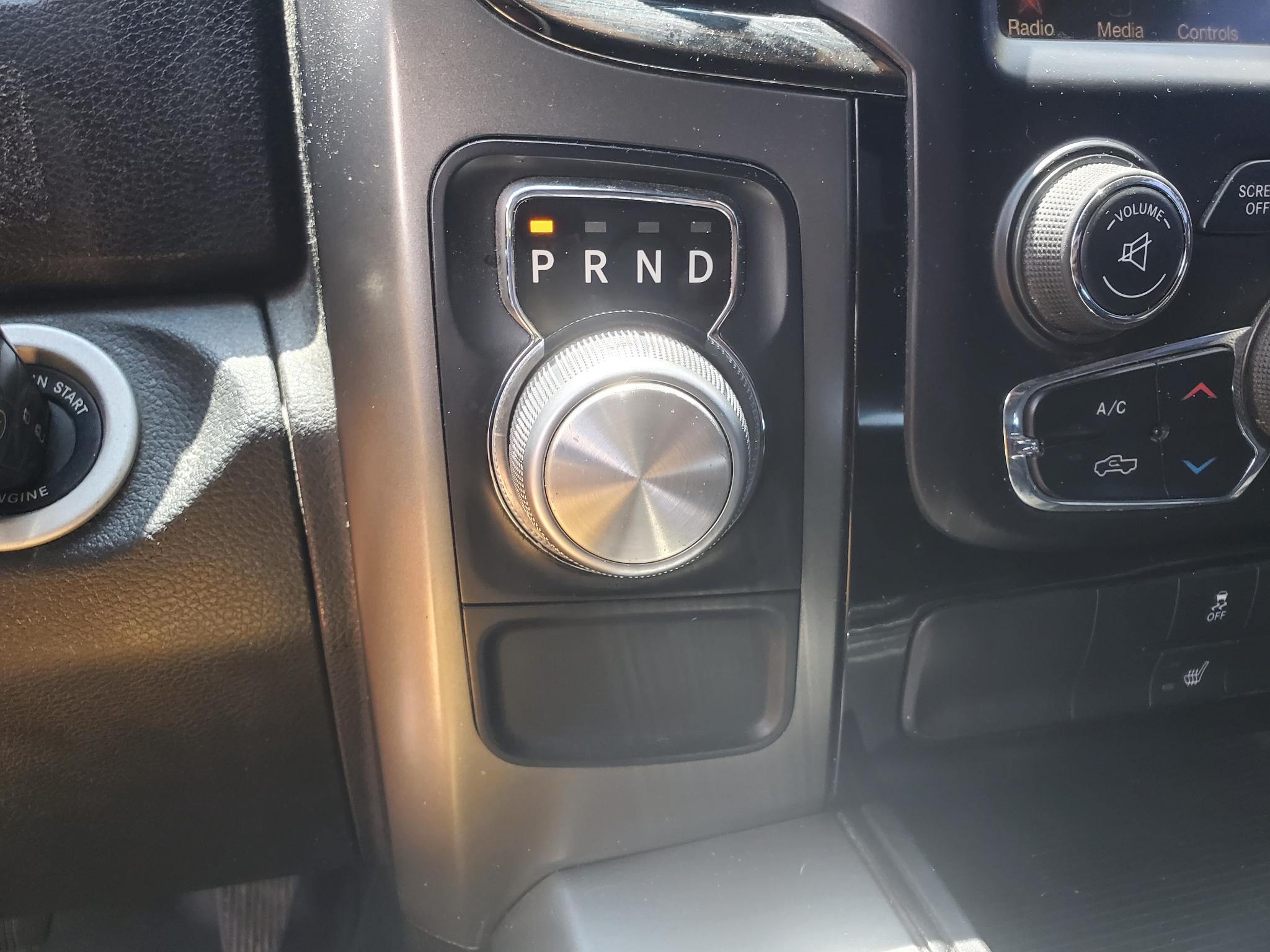 RAM 1500 2WD Crew Cab 140.5" Sport 2015