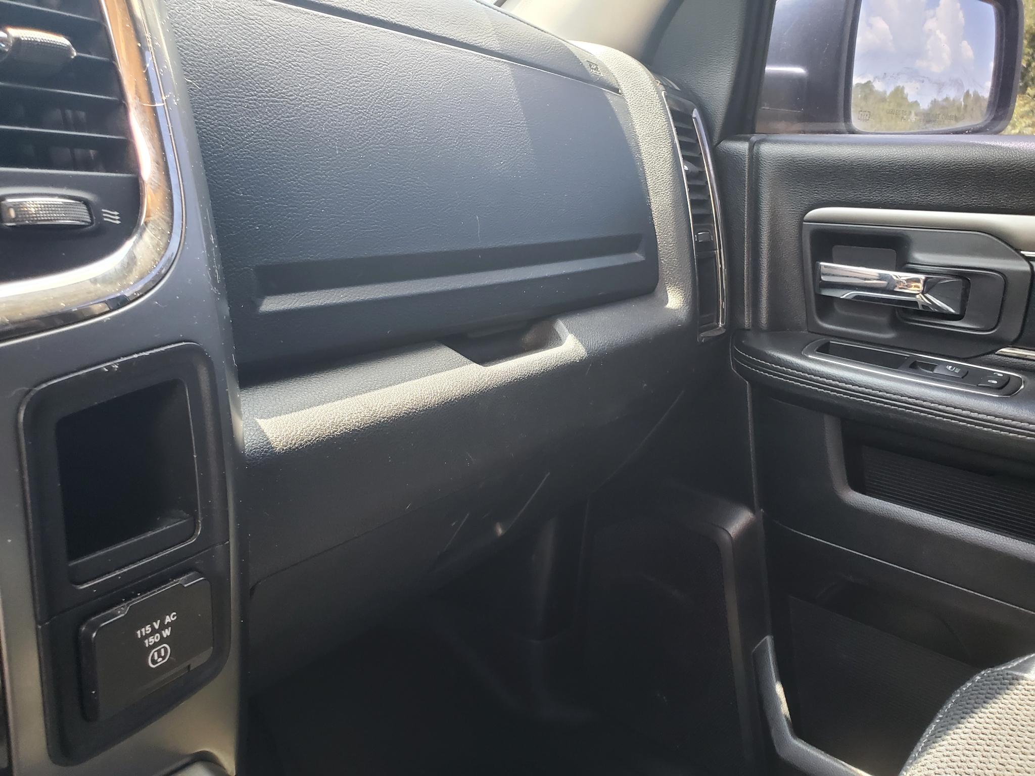 RAM 1500 2WD Crew Cab 140.5" Sport 2015