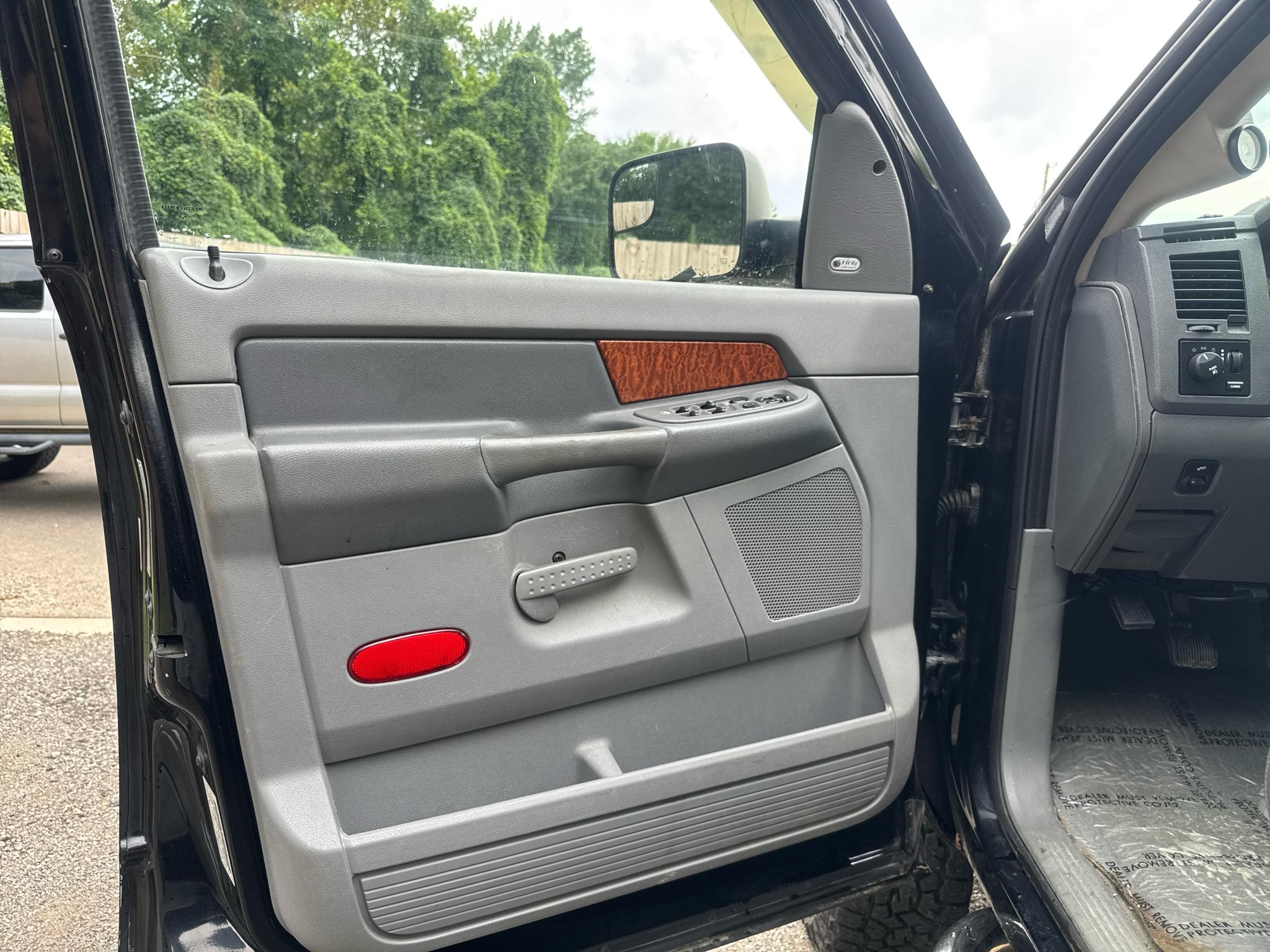 Dodge Ram 3500 4dr Quad Cab 160.5 DRW 4WD Laramie 2006