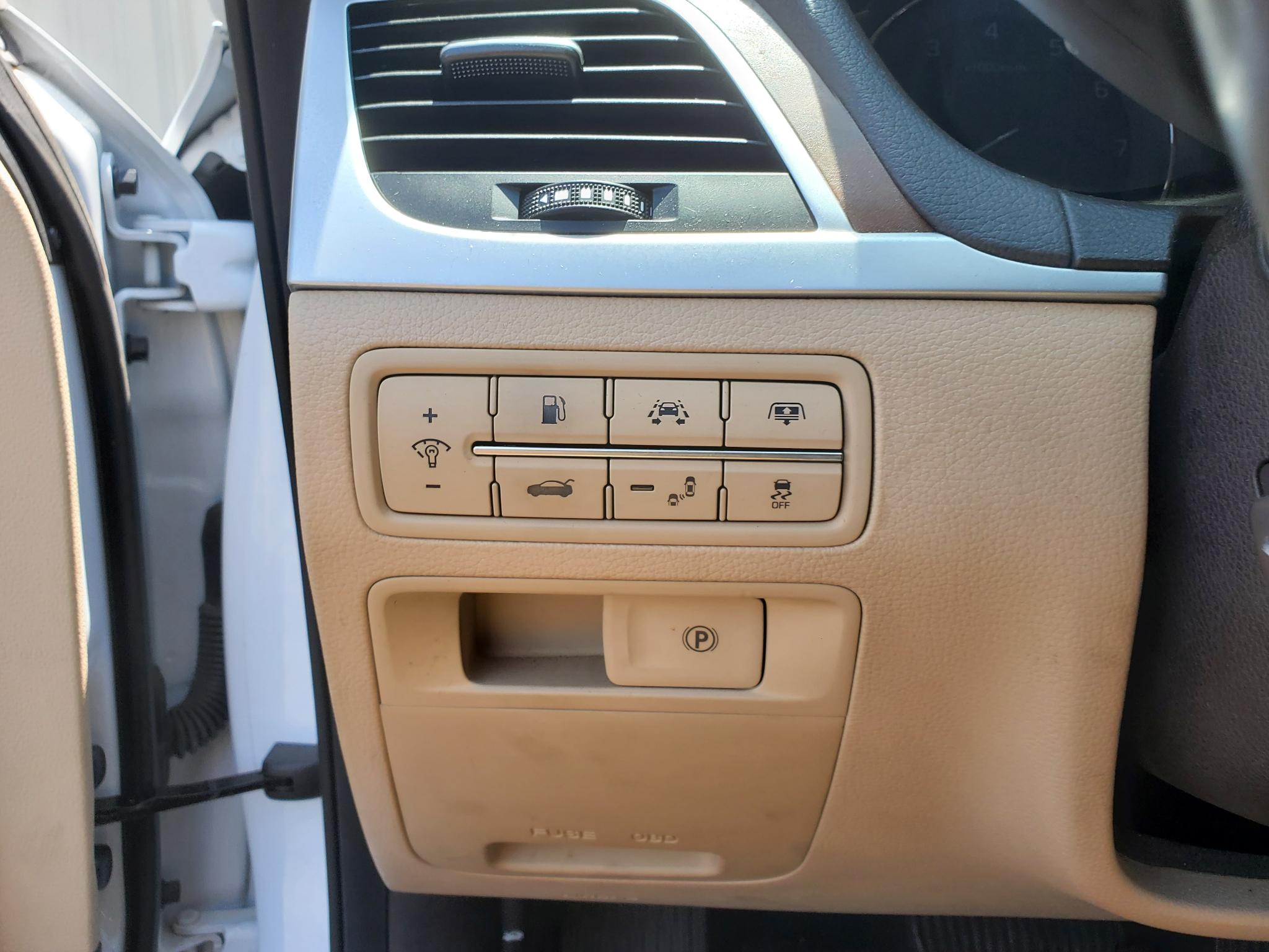 Hyundai Genesis 4dr Sdn V8 5.0L RWD 2015