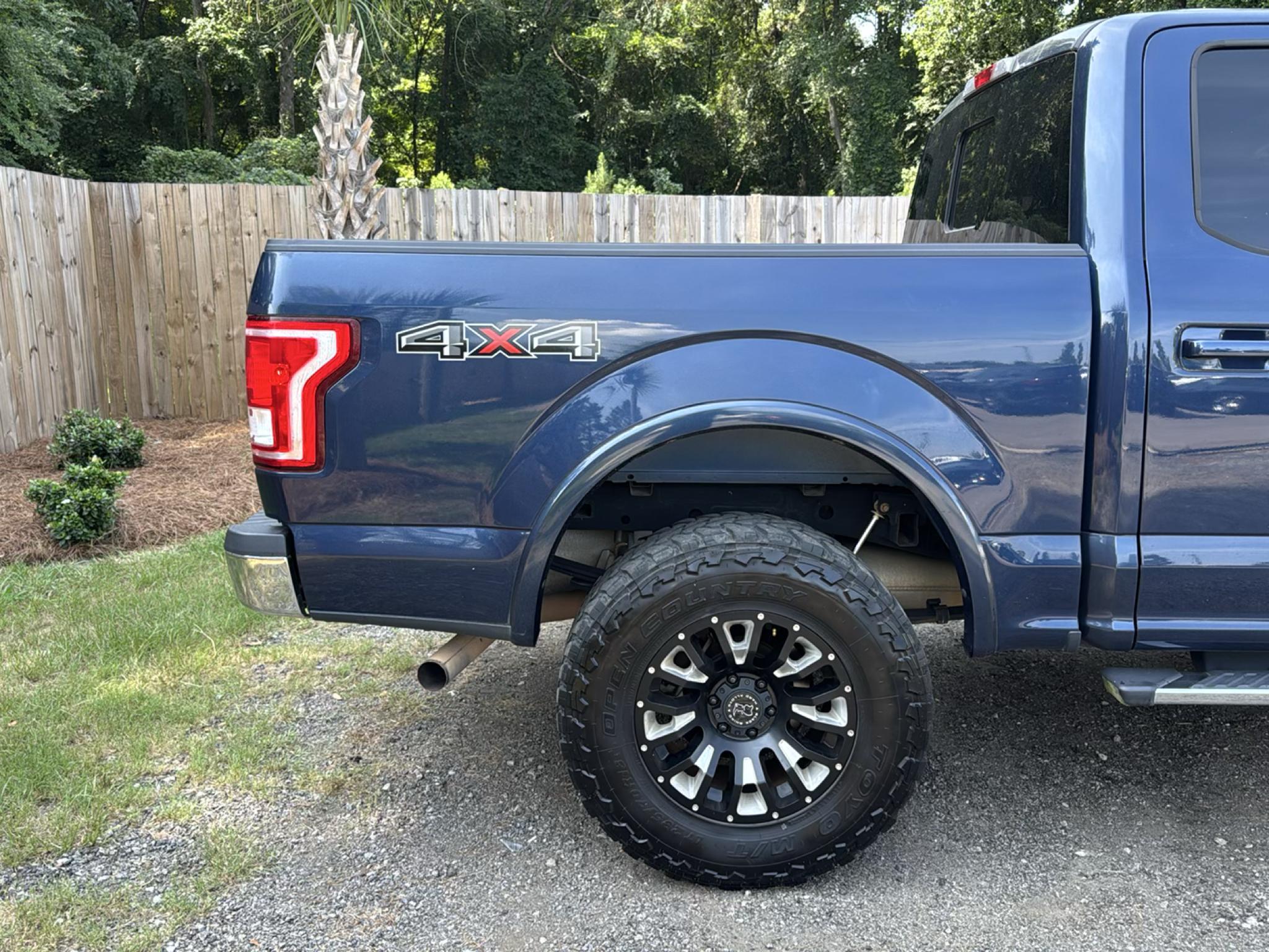 Ford F-150 4WD SuperCrew 145" Lariat 2016