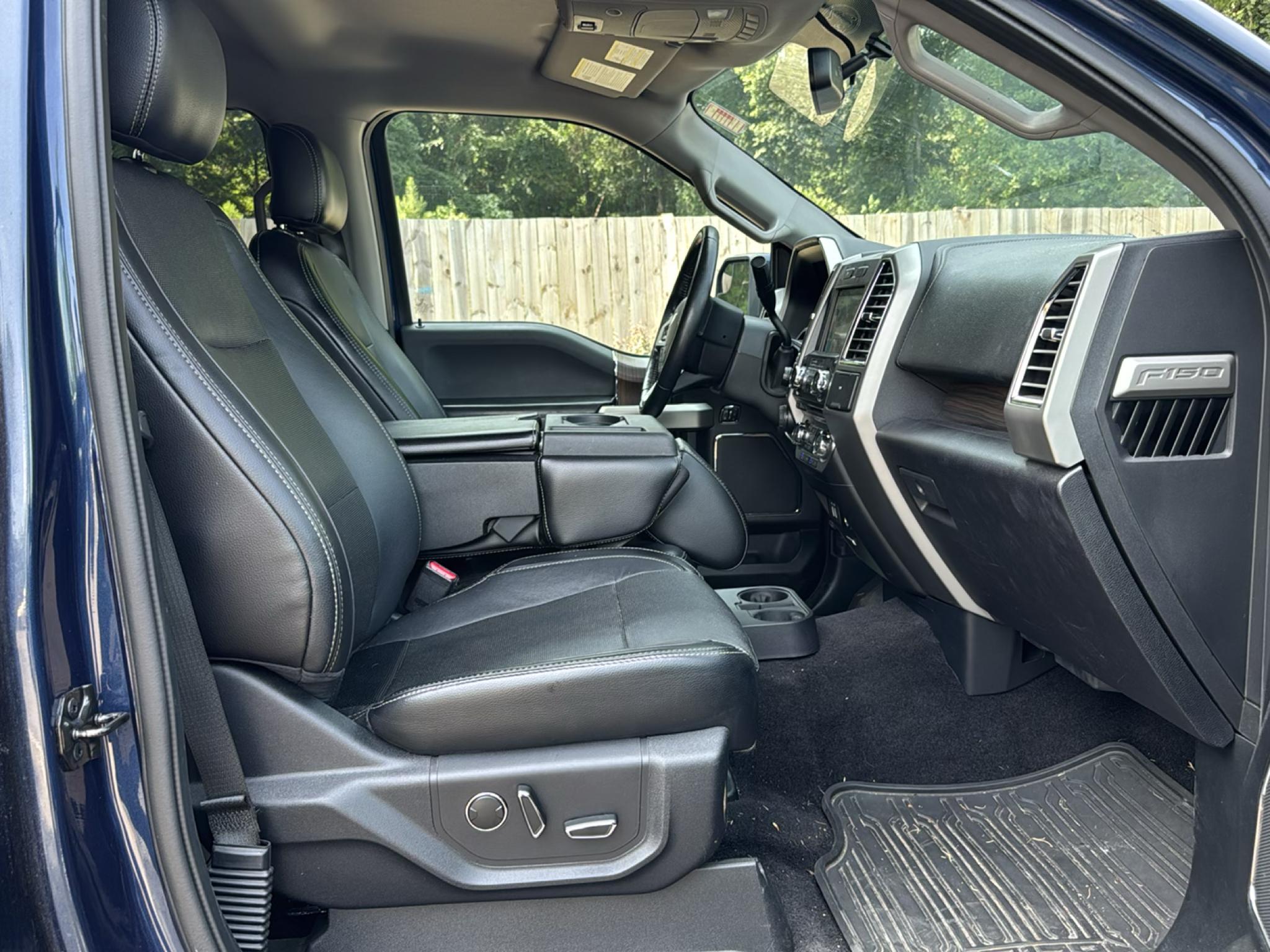 Ford F-150 4WD SuperCrew 145" Lariat 2016