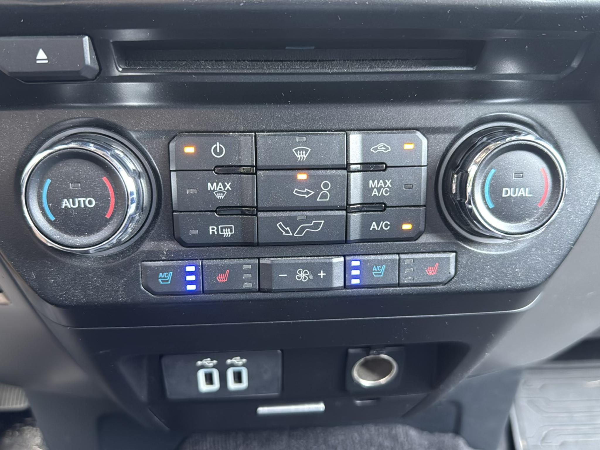 Ford F-150 4WD SuperCrew 145" Lariat 2016