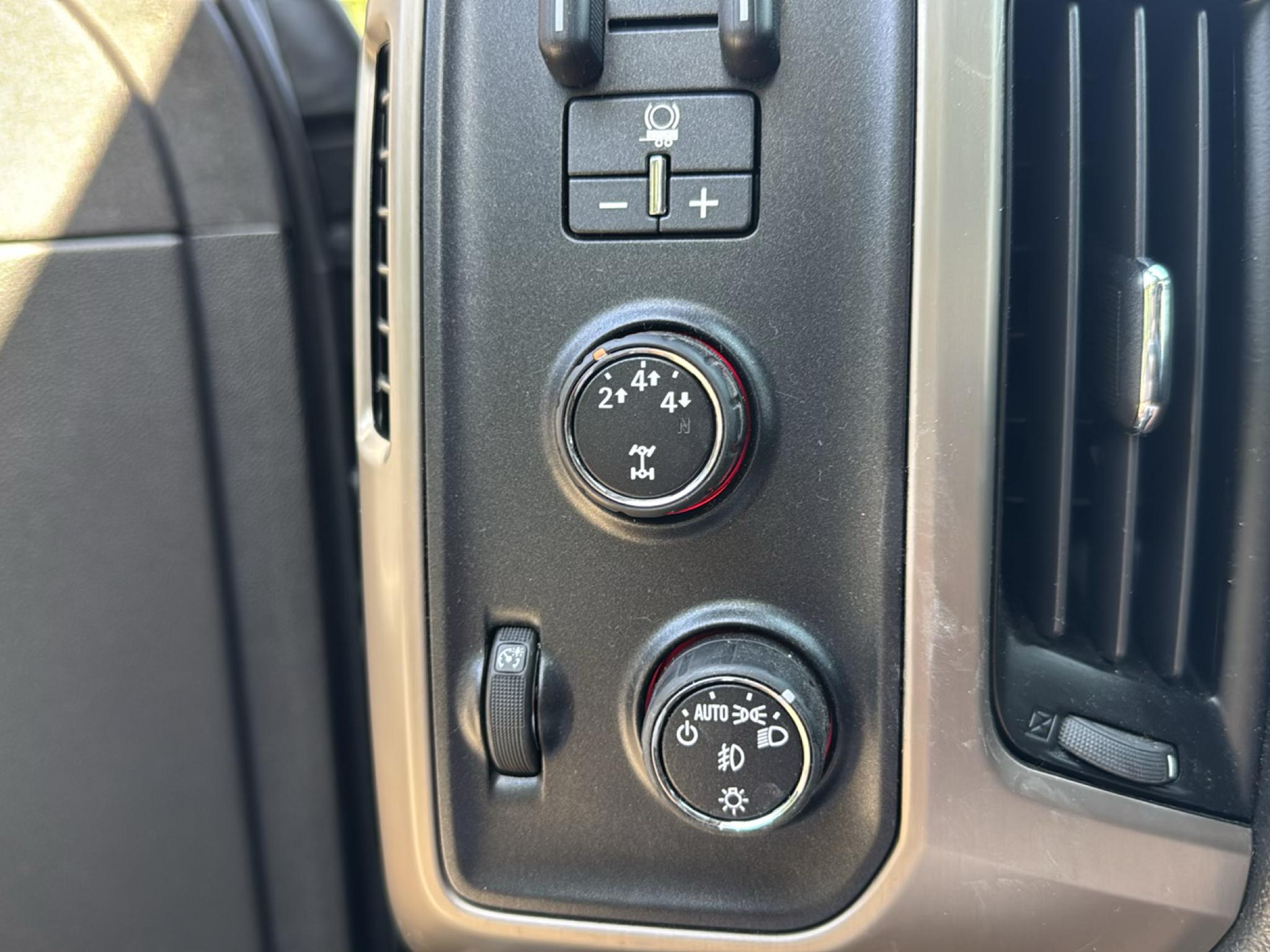 GMC Sierra 2500HD 4WD Crew Cab 153.7" Denali 2015