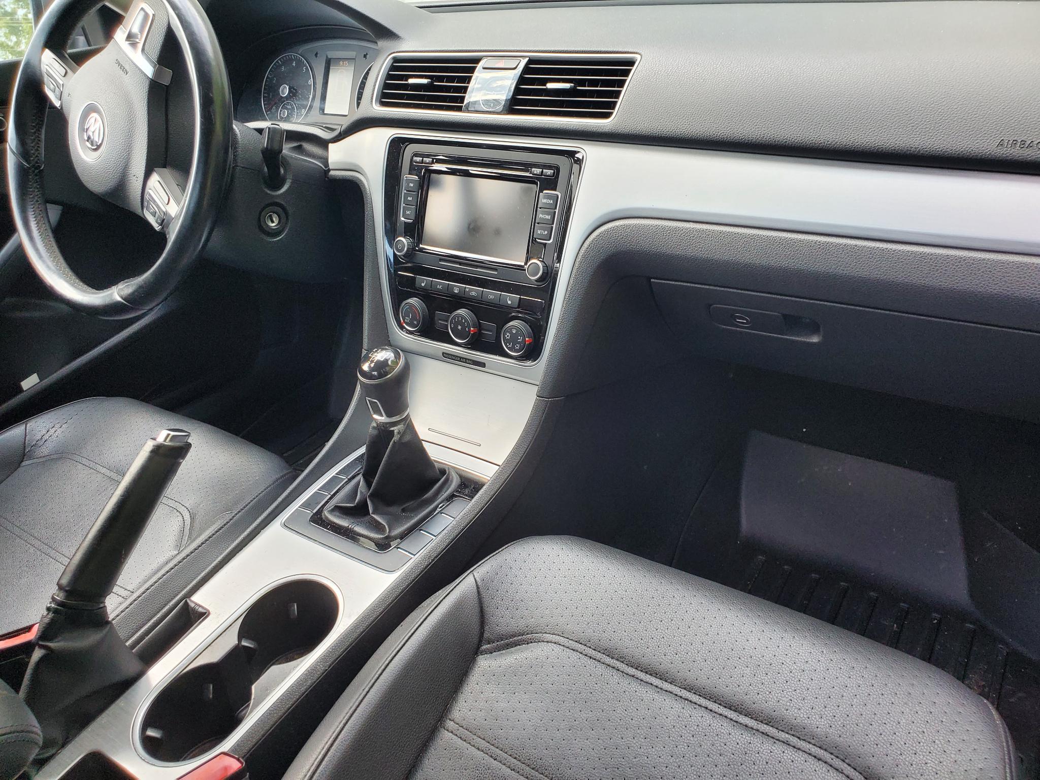 Volkswagen Passat 4dr Sdn 2.5L Manual SE 2013