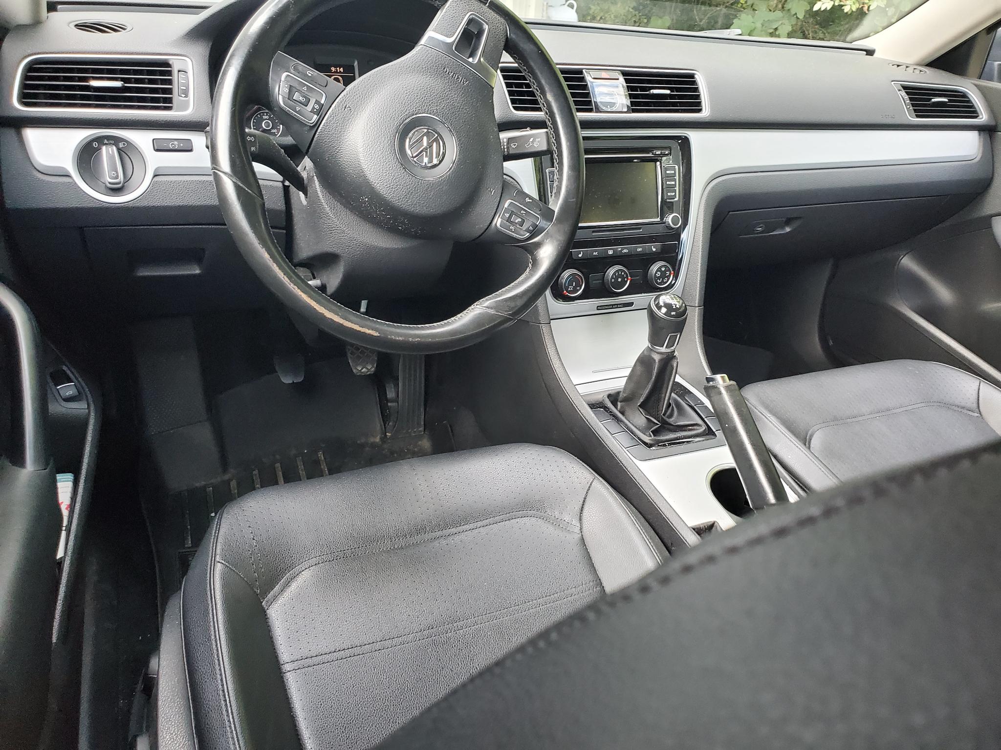 Volkswagen Passat 4dr Sdn 2.5L Manual SE 2013