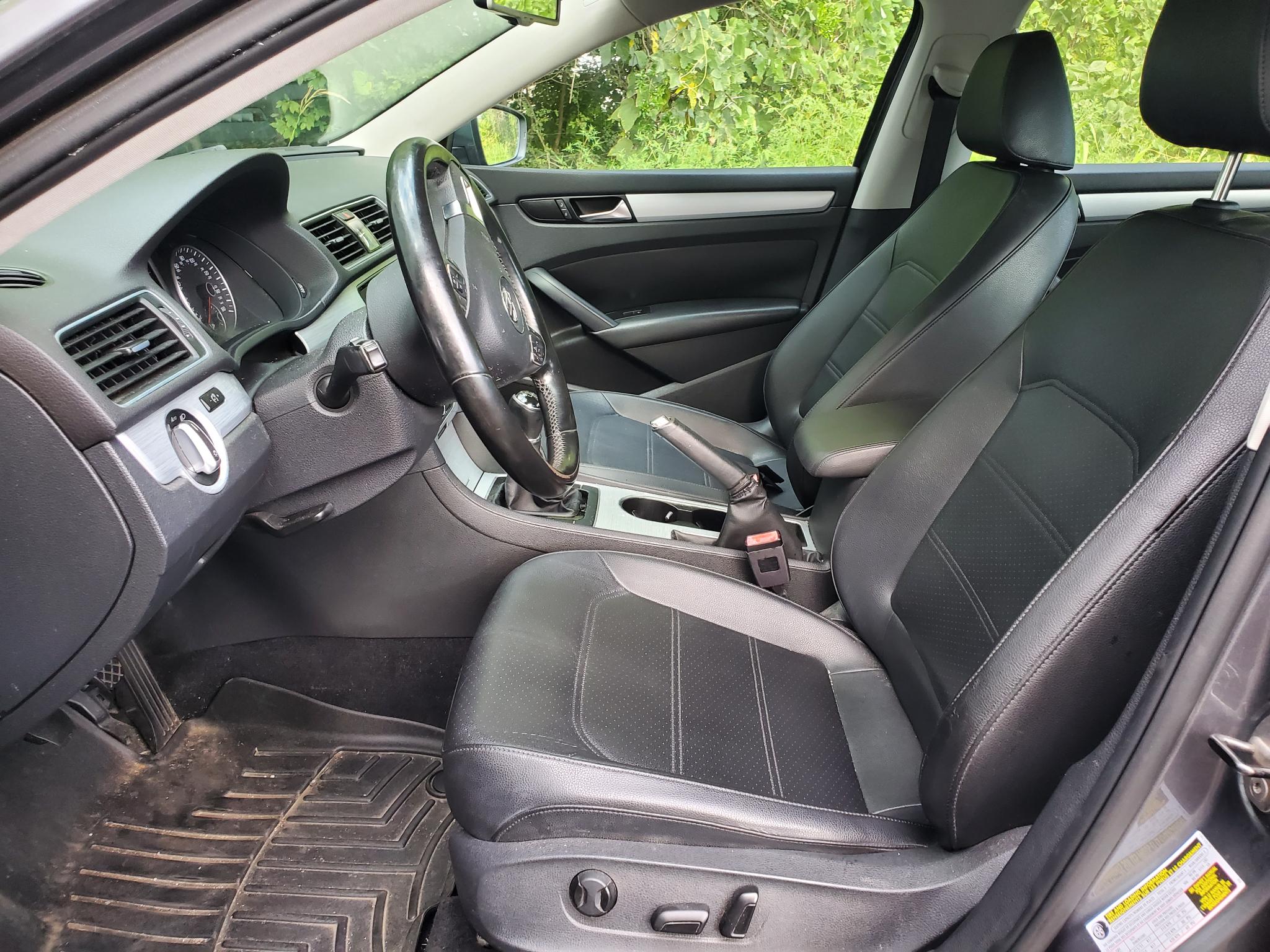 Volkswagen Passat 4dr Sdn 2.5L Manual SE 2013