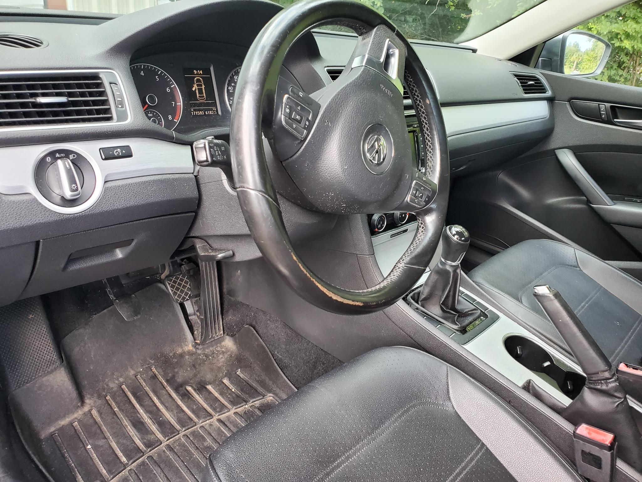 Volkswagen Passat 4dr Sdn 2.5L Manual SE 2013