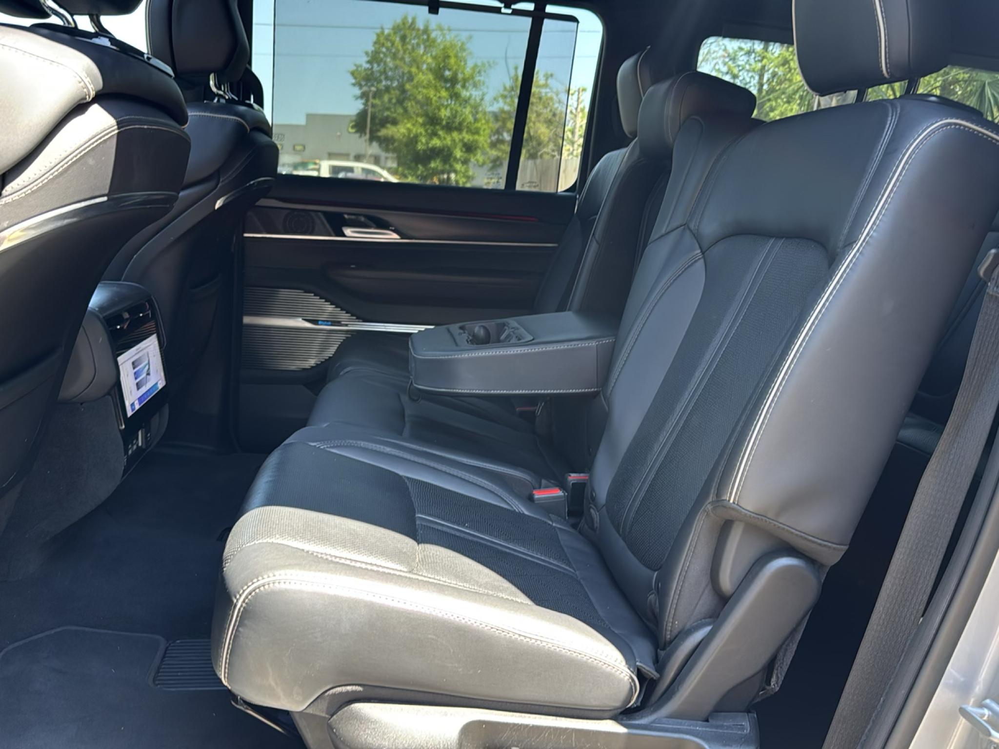 Jeep Grand Wagoneer L  2024