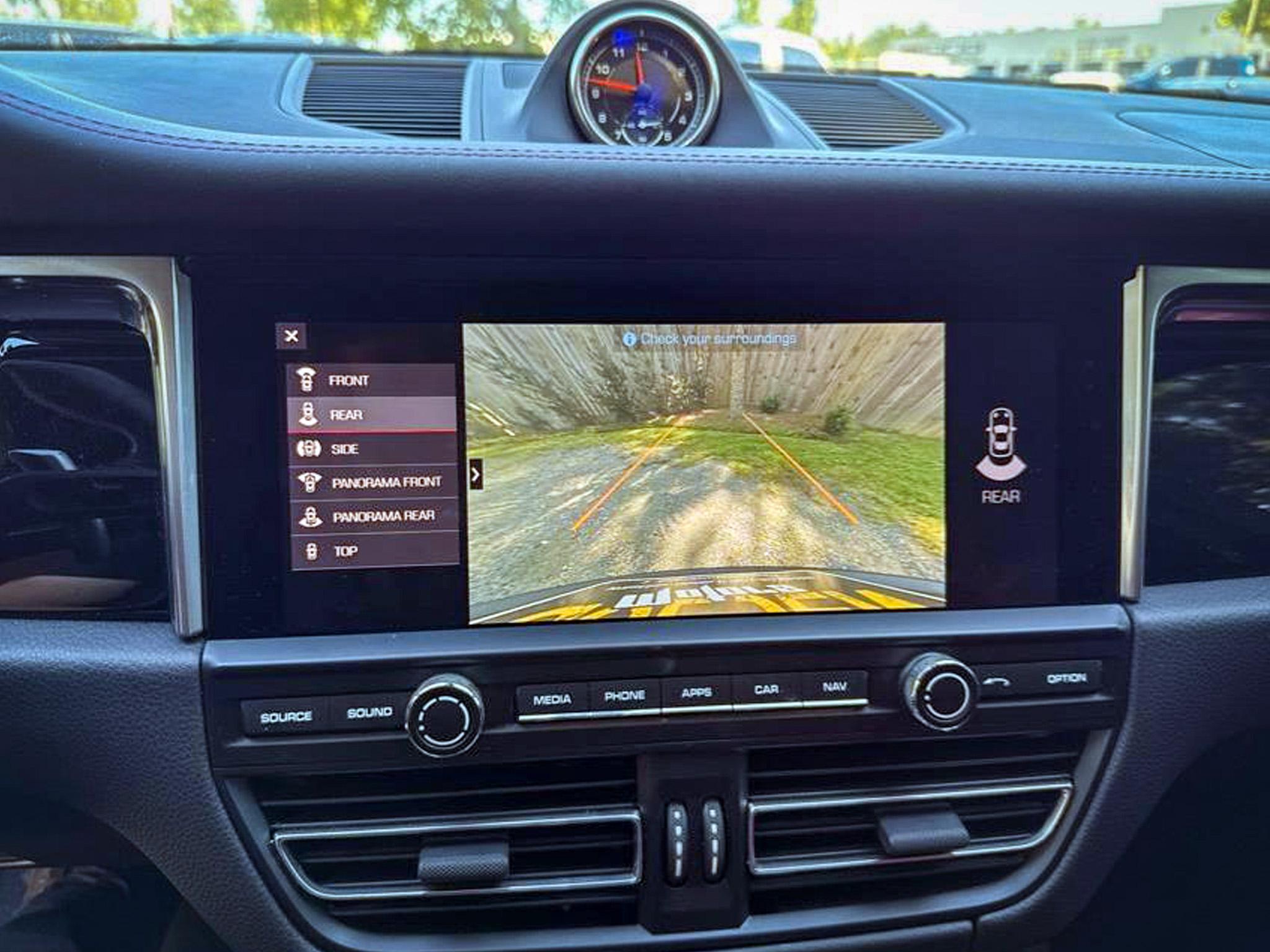 Porsche Macan  2021