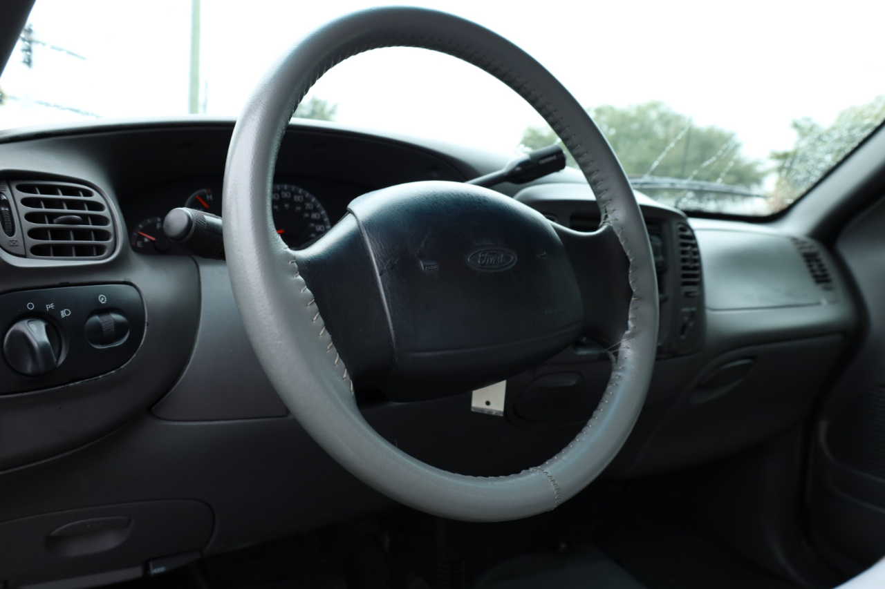 Ford F-150 XL Short Bed 2WD 2001