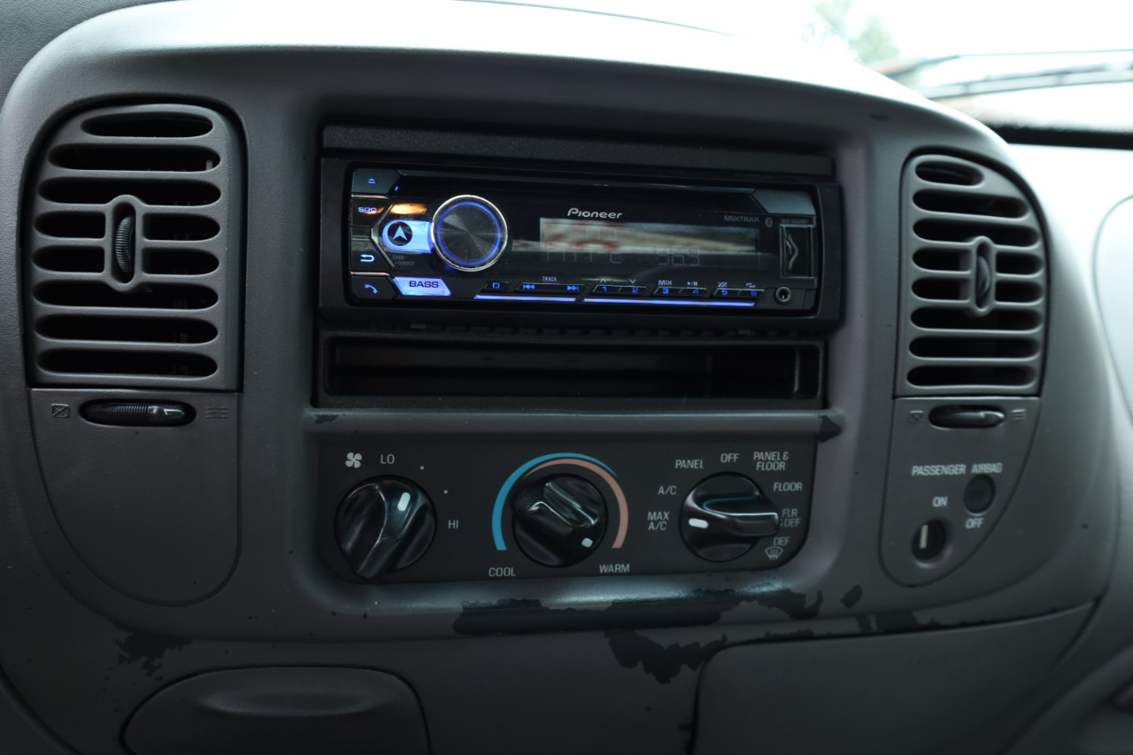 Ford F-150 XL Short Bed 2WD 2001