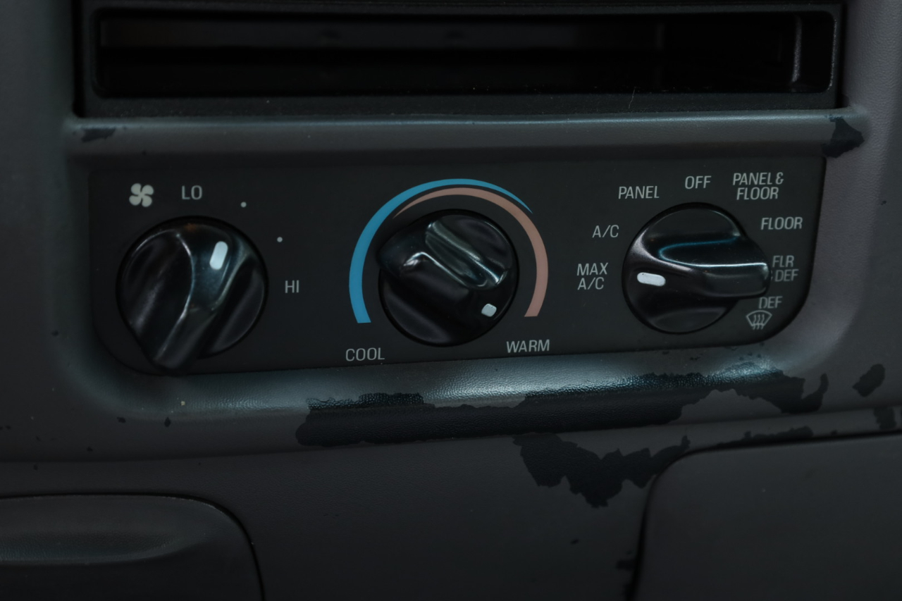 Ford F-150 XL Short Bed 2WD 2001