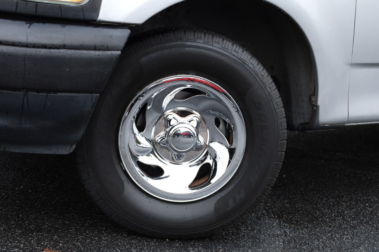 Ford F-150 XL Short Bed 2WD 2001